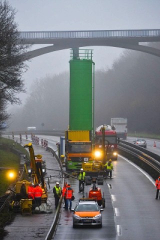 Am 23. Januar 2014 ließ Straßen NRW die Autobahn 43 zwischen Witten und Sprockhövel sperren: Bei Probebohrungen für eine Lärmschutzwand am Rehnocken (Kämpen) wurden Hohlräume in 4,60 Meter Tiefe unter der Autobahn gefunden. Auf den Ausweichstrecken staute sich der Verkehr. Am 1. Februar konnte der Landesbetrieb die Autobahnsperrung wieder aufheben.