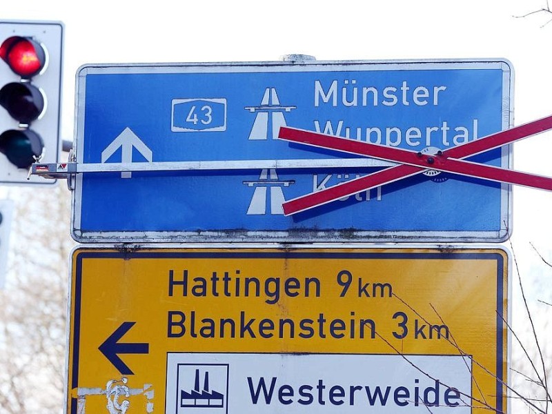 Am 23. Januar 2014 ließ Straßen NRW die Autobahn 43 zwischen Witten und Sprockhövel sperren: Bei Probebohrungen für eine Lärmschutzwand am Rehnocken (Kämpen) wurden Hohlräume in 4,60 Meter Tiefe unter der Autobahn gefunden. Auf den Ausweichstrecken staute sich der Verkehr. Am 1. Februar konnte der Landesbetrieb die Autobahnsperrung wieder aufheben.