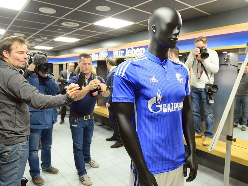 Trikotvorstellung des FC Schalke 04 am Mittwoch, 19.02.2014 in der Mannschaftskabine von Schalke 04.Trikot Julian DraxlerFoto: Thomas Schmidtke / WAZ FotoPool