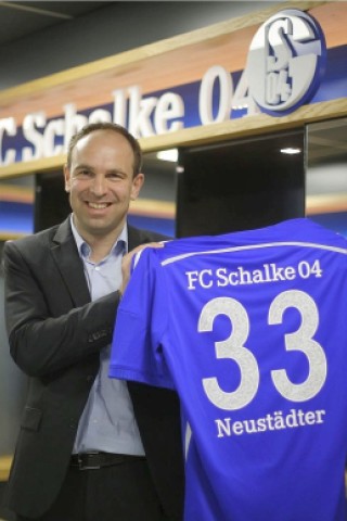 Alexander Jobst, Vorstand für Marketing vom FC Schalke 04, hält am 19.02.2014 das neue Heimtrikot des Schalke-Spielers Neustädter während der Präsentation in der Schalke-Kabine in Gelsenkirchen (Nordrhein-Westfalen). Foto: Ina Fassbender/dpa +++(c) dpa - Bildfunk+++