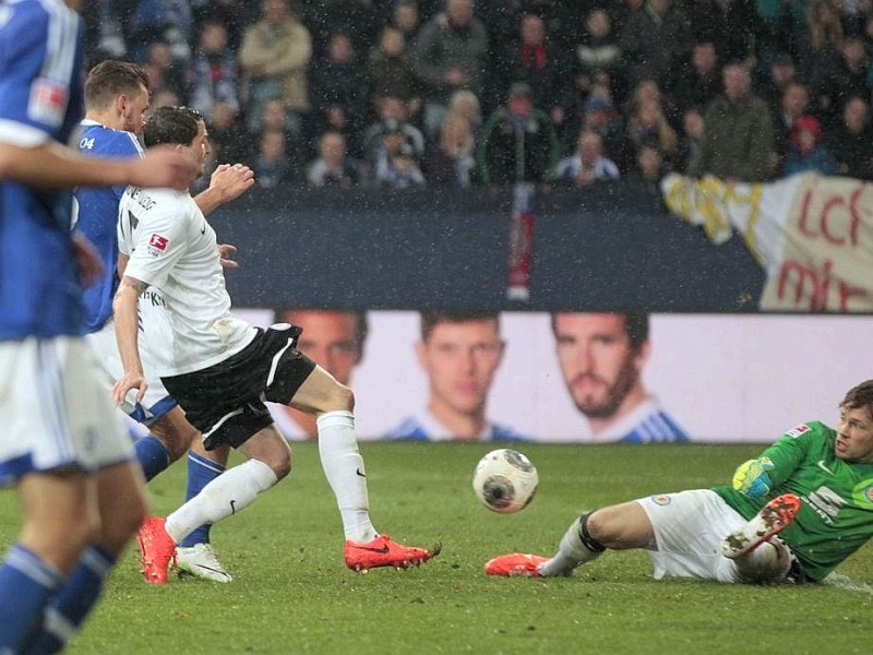 Durch Treffer von Goretzka, Huntelaar und Szalai haben die Schalker Eintracht Braunschweig mit 3:1 besiegt.