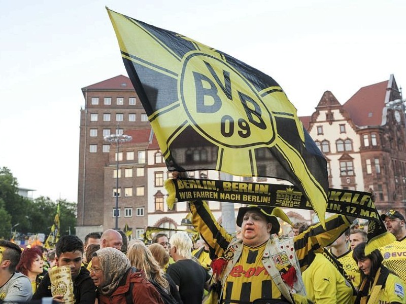 Public Viewing während des DFB Pokalfinales am 17.5.2014 .Auf dem Dortmunder Friedensplatz.Foto: Knut Vahlensieck / WAZ Fotopool