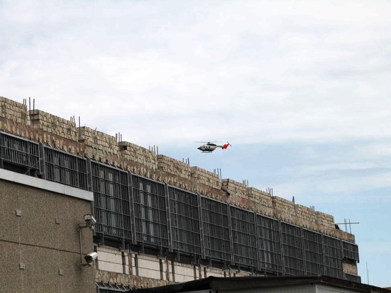 ... leitete eine Großfahndung inklusive Hubschrauber ein und...