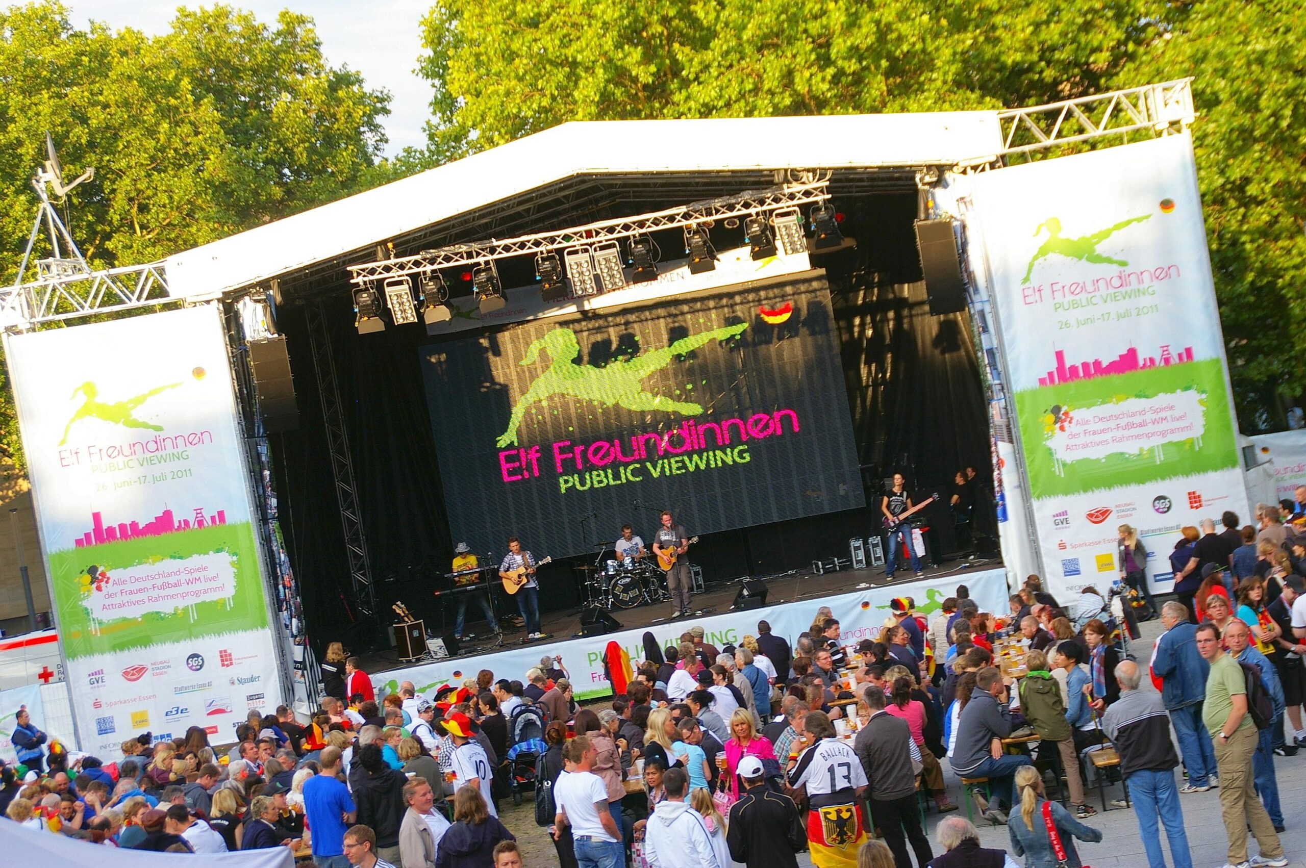 Bis in die Nacht hofften die Fans auf dem Burgplatz, doch das erwartete Tor für Deutschland sollte nicht mehr fallen. Foto: Pascal Hesse