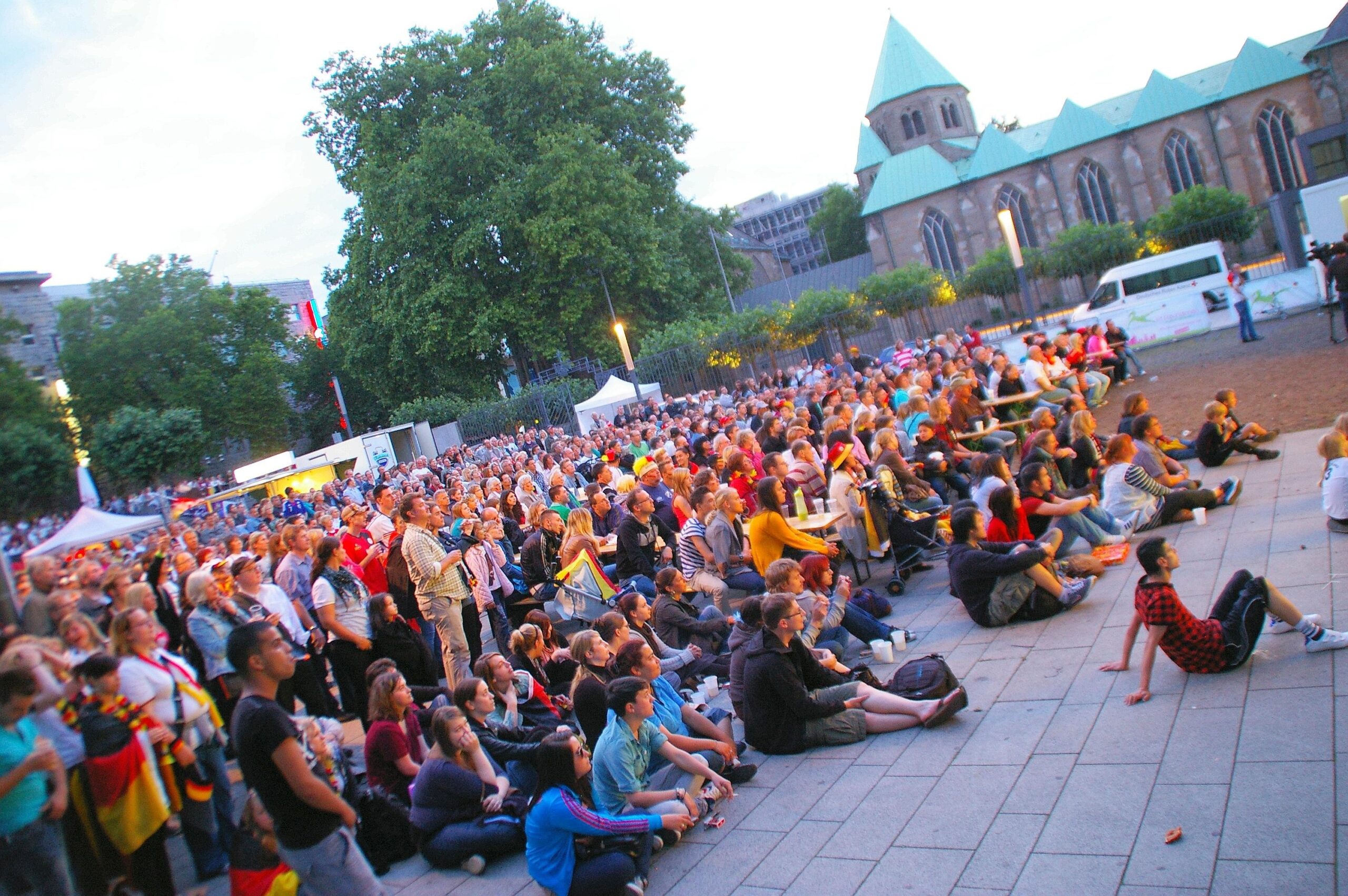 Bis in die Nacht hofften die Fans auf dem Burgplatz, doch das erwartete Tor für Deutschland sollte nicht mehr fallen. Foto: Pascal Hesse