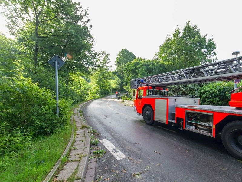 Essen Kettwig - Unwetter am Pfingstmontag - Sturmschäden - Feuerwehreinsatz im Haftkesdell - Foto: Reiner Worm / WAZ FotoPool