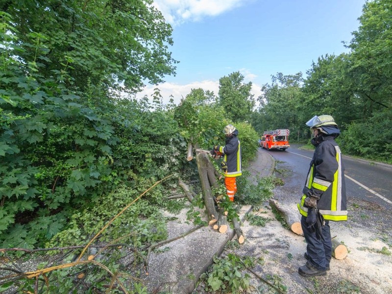 Essen Kettwig - Unwetter am Pfingstmontag - Sturmschäden - Feuerwehreinsatz im Haftkesdell - Foto: Reiner Worm / WAZ FotoPool