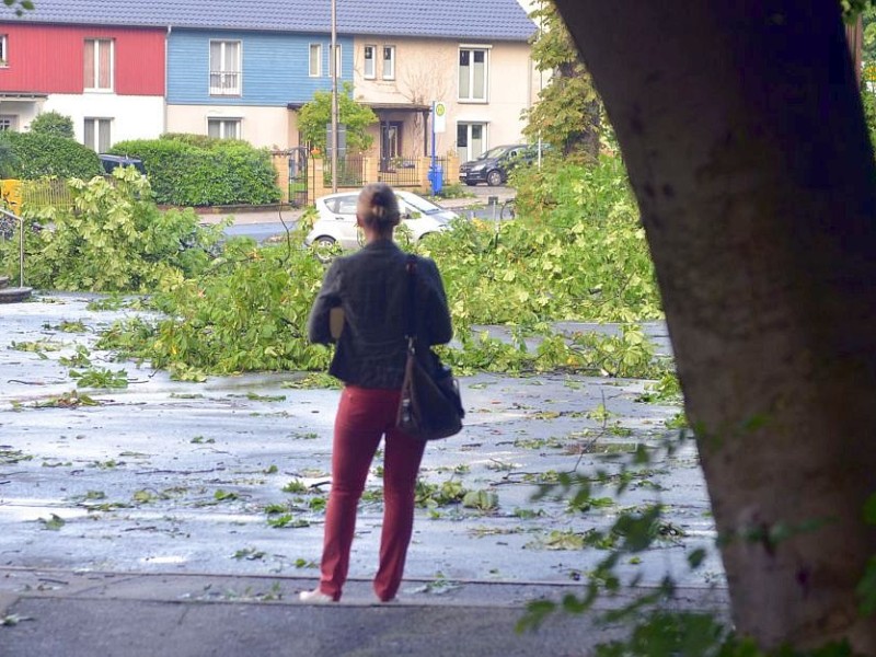 Das Unwetter am 10.6.2014 in Essen-Kettwig. Keine Busse fuhren vom Alten Bahnhof an der Ruhrtalstraße 345. Foto : H.W. Rieck WAZ FotoPool