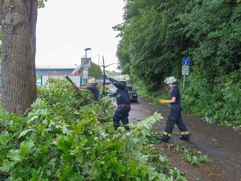 Essen Werden - Unwetter am Pfingstmontag - schwere Sturmschäden in Essen - Werden - Feuerwehreinsatz Neukircher Mühle - Foto: Reiner Worm / WAZ FotoPool