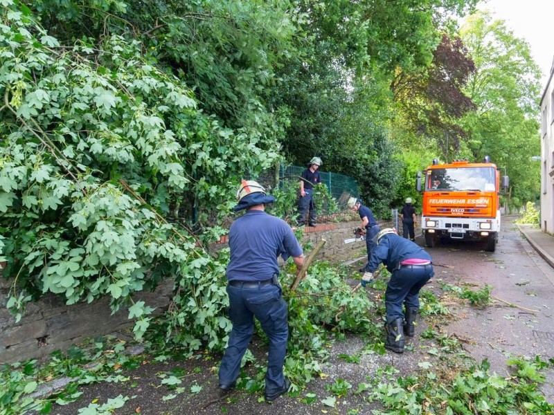 Essen Werden - Unwetter am Pfingstmontag - schwere Sturmschäden in Essen - Werden - Feuerwehreinsatz Neukircher Mühle - Foto: Reiner Worm / WAZ FotoPool