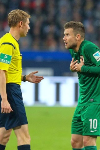 Schalke 04 feierte einen wichtigen, allerdings auch glücklichen 1:0-Sieg gegen den FC Augsburg - und musste diesen Sieg teuer bezahlen: Julian Draxler verletzte sich wohl schwer am Oberschenkel.