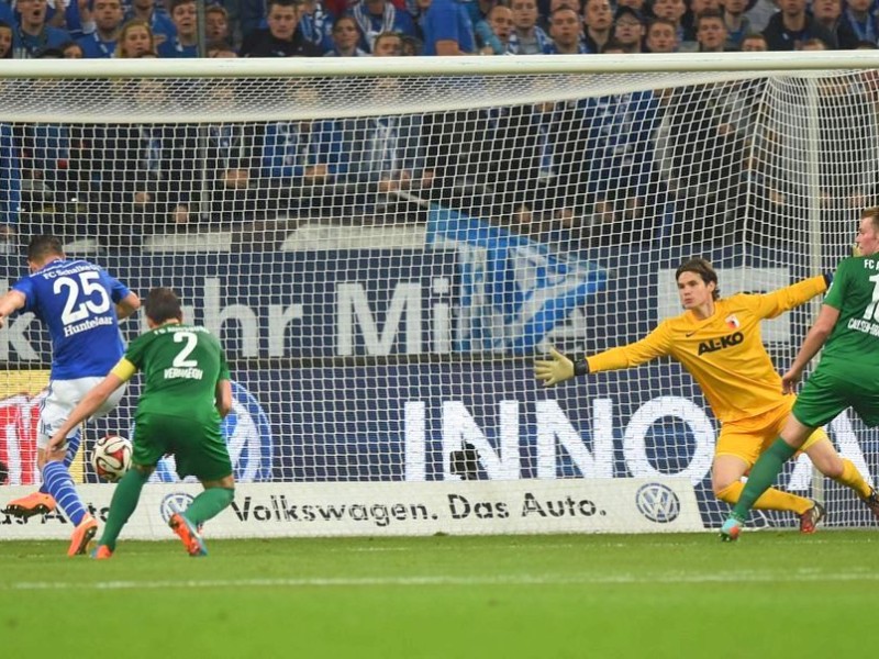 Schalke 04 feierte einen wichtigen, allerdings auch glücklichen 1:0-Sieg gegen den FC Augsburg - und musste diesen Sieg teuer bezahlen: Julian Draxler verletzte sich wohl schwer am Oberschenkel.