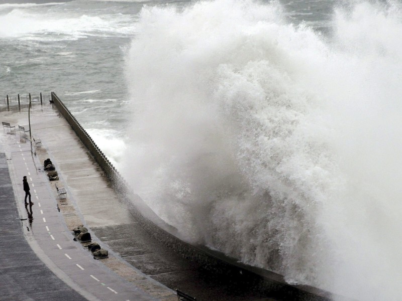 ...ebenso beeindruckend sind die Wellen in San Sebastian im norden Spaniens...