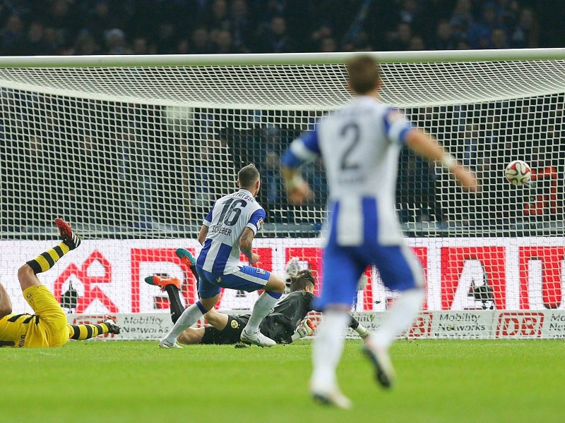 Der ehemalige Dortmunder Julian Schieber hat beim BVB die Verunsicherung neu entfacht. Mit einem perfekten Kontertor sorgte der 25 Jahre alte Stürmer am 15. Spieltag der Fußball-Bundesliga für den 1:0 (1:0)-Sieg von Hertha BSC und stürzte Borussia Dortmund zurück in die Abstiegszone. Für die Berliner, die mit 17 Punkten in der Tabelle auf Rang zwölf kletterten, war es vor 75 254 Zuschauern der erste Heimsieg gegen den BVB seit mehr als sieben Jahren. Champions-League-Achtelfinalist Borussia steht mit 14 Punkten auf dem 16. Rang, der zum Saisonende die Abstiegsrelegation bedeuten würde.