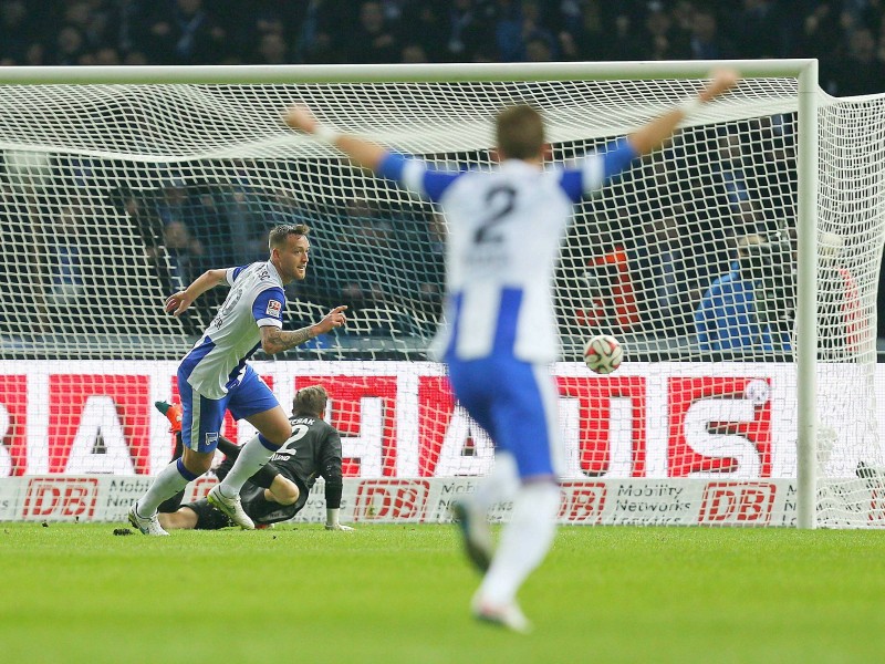 Der ehemalige Dortmunder Julian Schieber hat beim BVB die Verunsicherung neu entfacht. Mit einem perfekten Kontertor sorgte der 25 Jahre alte Stürmer am 15. Spieltag der Fußball-Bundesliga für den 1:0 (1:0)-Sieg von Hertha BSC und stürzte Borussia Dortmund zurück in die Abstiegszone. Für die Berliner, die mit 17 Punkten in der Tabelle auf Rang zwölf kletterten, war es vor 75 254 Zuschauern der erste Heimsieg gegen den BVB seit mehr als sieben Jahren. Champions-League-Achtelfinalist Borussia steht mit 14 Punkten auf dem 16. Rang, der zum Saisonende die Abstiegsrelegation bedeuten würde.