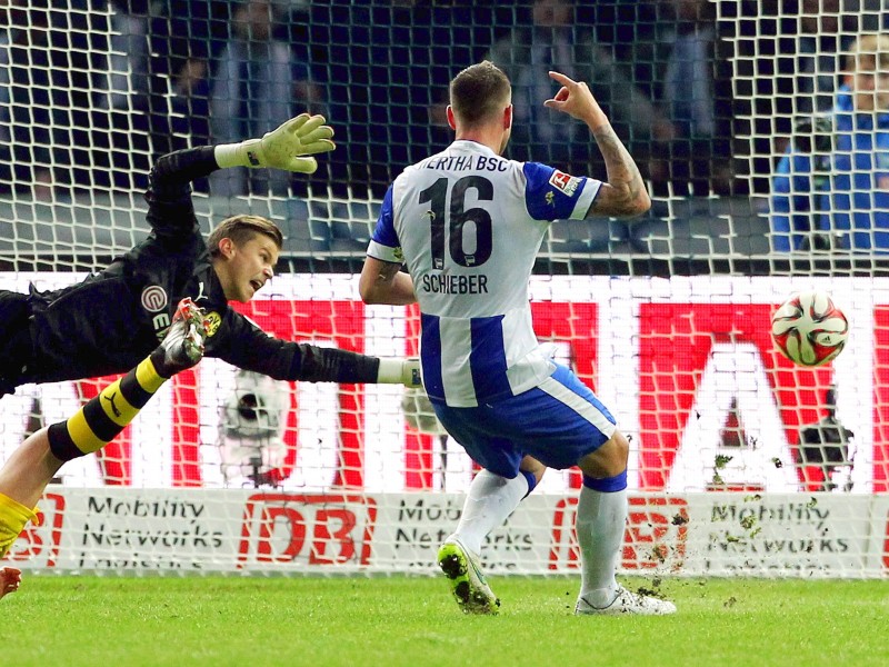 Der ehemalige Dortmunder Julian Schieber hat beim BVB die Verunsicherung neu entfacht. Mit einem perfekten Kontertor sorgte der 25 Jahre alte Stürmer am 15. Spieltag der Fußball-Bundesliga für den 1:0 (1:0)-Sieg von Hertha BSC und stürzte Borussia Dortmund zurück in die Abstiegszone. Für die Berliner, die mit 17 Punkten in der Tabelle auf Rang zwölf kletterten, war es vor 75 254 Zuschauern der erste Heimsieg gegen den BVB seit mehr als sieben Jahren. Champions-League-Achtelfinalist Borussia steht mit 14 Punkten auf dem 16. Rang, der zum Saisonende die Abstiegsrelegation bedeuten würde.