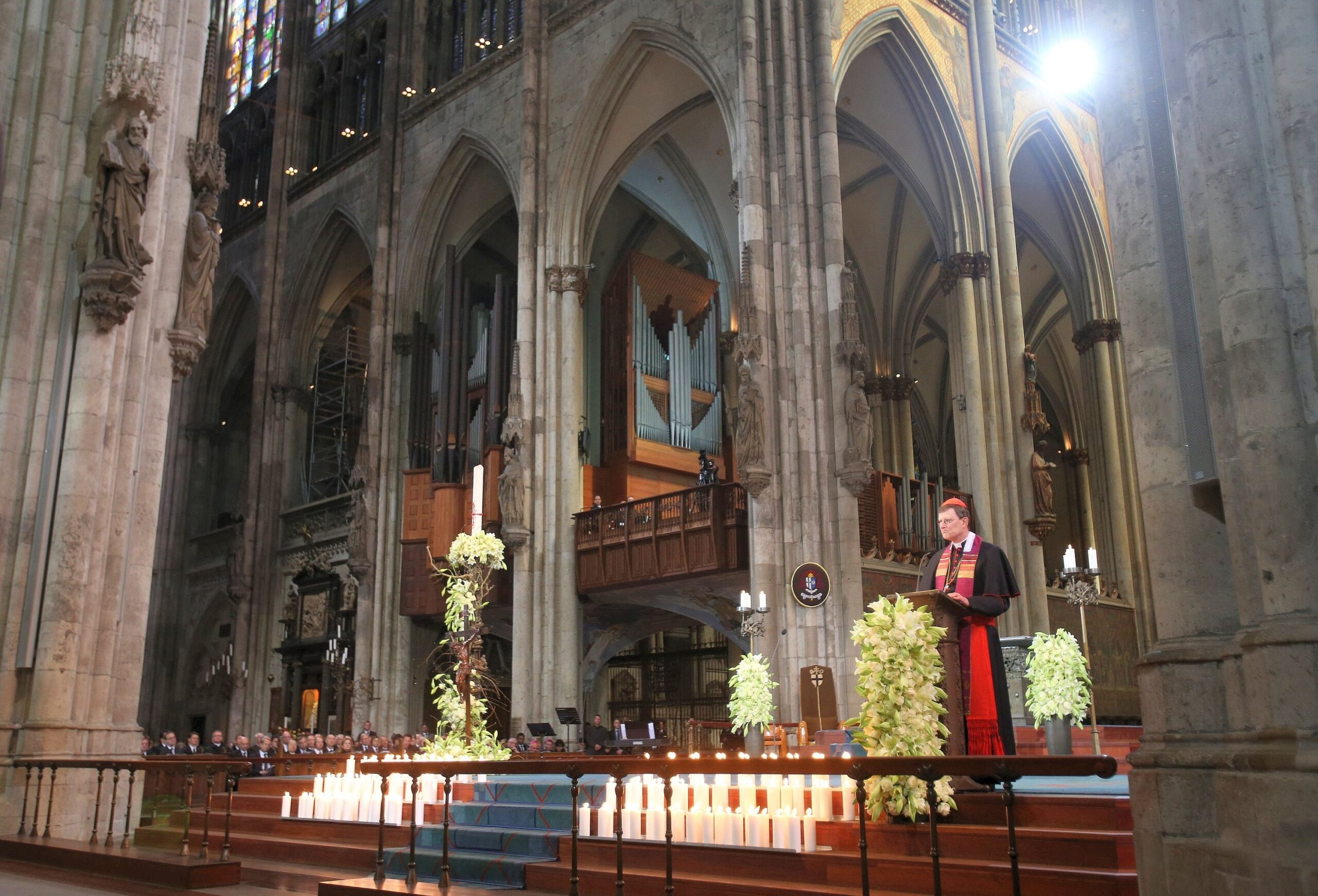 Der Kölner Kardinal Rainer Woelki betonte im Trauergottesdienst die Kraft der Liebe. Liebe sei stärker als der Tod. Liebe bleibe. Sie mache das Leid so schmerzlich. Aber gebe sie nicht auch die Kraft, das Leid zu ertragen?, fragte der Erzbischof am Freitag im Kölner Dom. Jeder werde sich an...