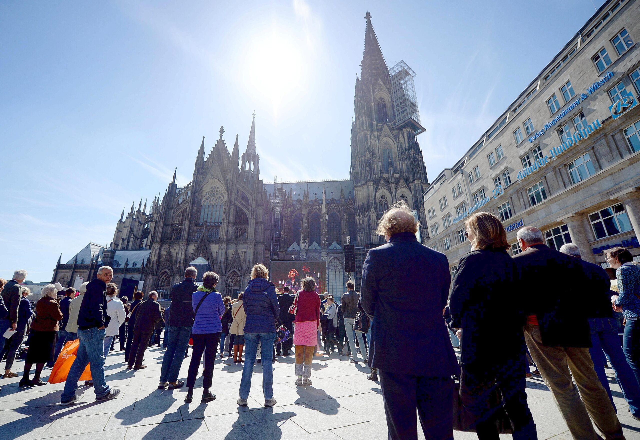 ... direkt neben dem Kölner Dom übertragen.