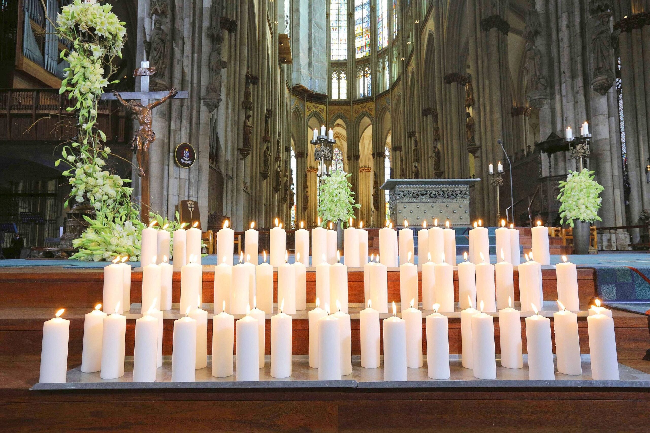 ...im Altarraum des Kölner Doms.