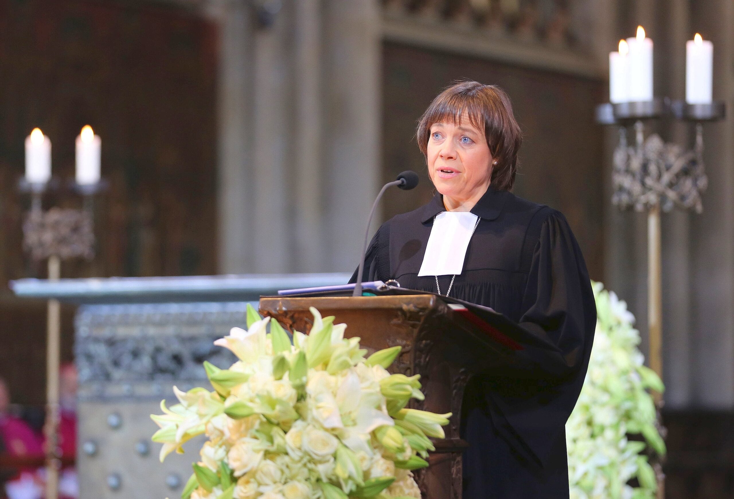 ...ökumenischen Gottesdienst sagte Annette Kurschus, Präses der Evangelischen Kirche von Westfalen: Unbegreifliches ist geschehen. Eltern und Kinder, Männer und Frauen, Freundinnen und Freunde, Kollegen und Kolleginnen wurden aus dem Leben gerissen. Familien, Häuser und Nachbarschaften, Schulen, Dörfer und Städte, ein ganzes Land, ja mehr als nur ein Land, rücken zusammen im Aushalten-Müssen und im Begreifen-Wollen.