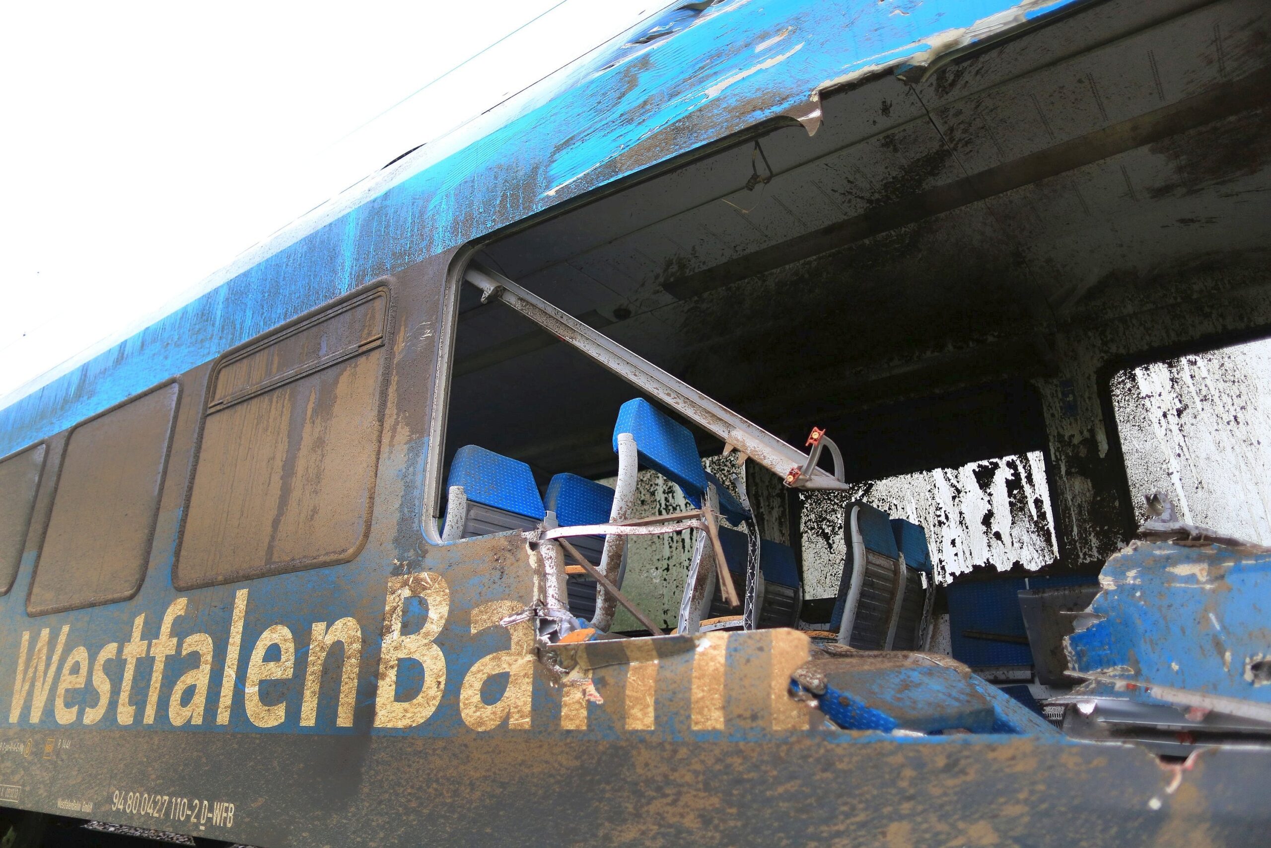 Ein Regionalzug rammte in Ibbenbüren einen Gülletransporter, der auf einem Bahnübergang liegengeblieben war.