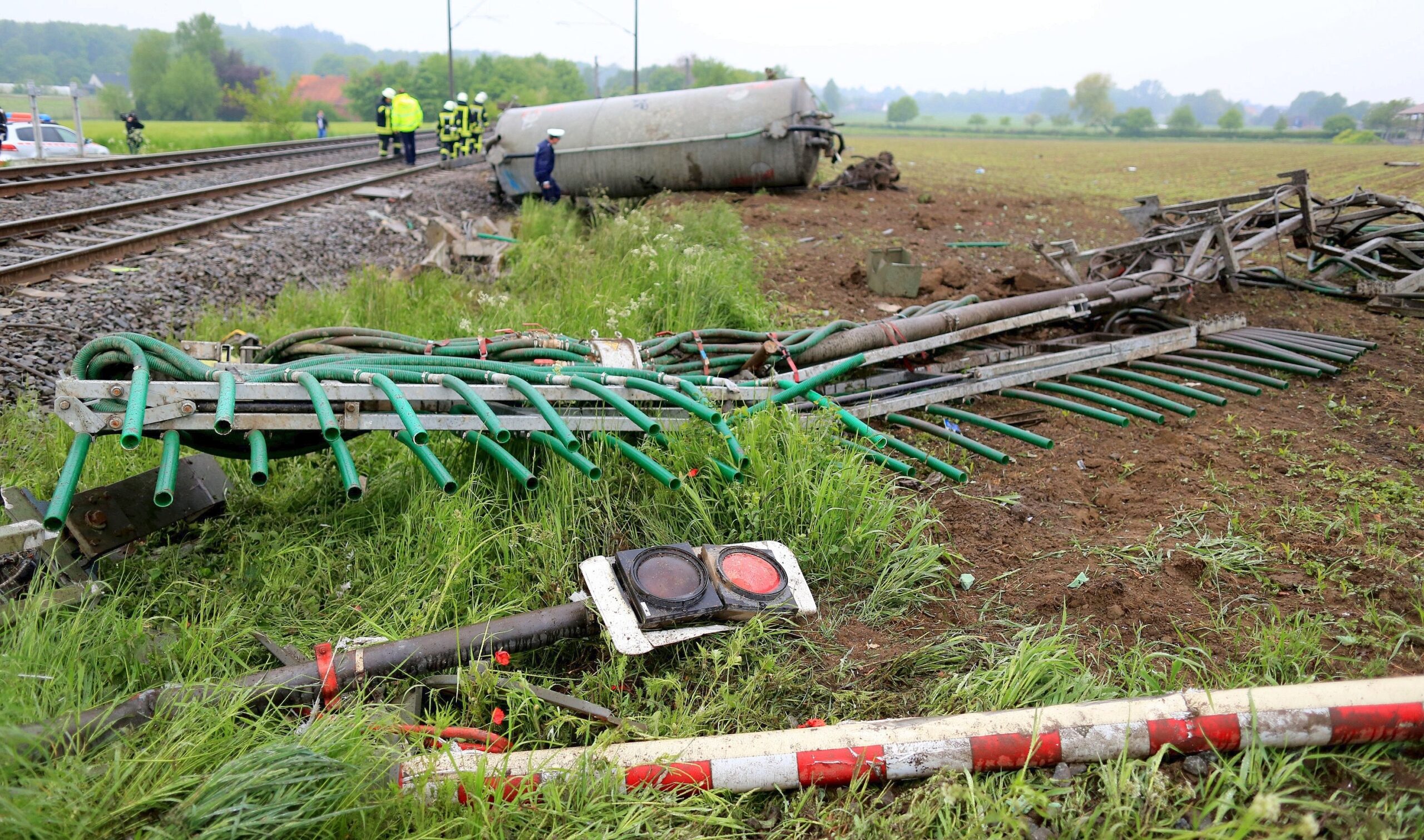 Ein Regionalzug rammte in Ibbenbüren einen Gülletransporter, der auf einem Bahnübergang liegengeblieben war.