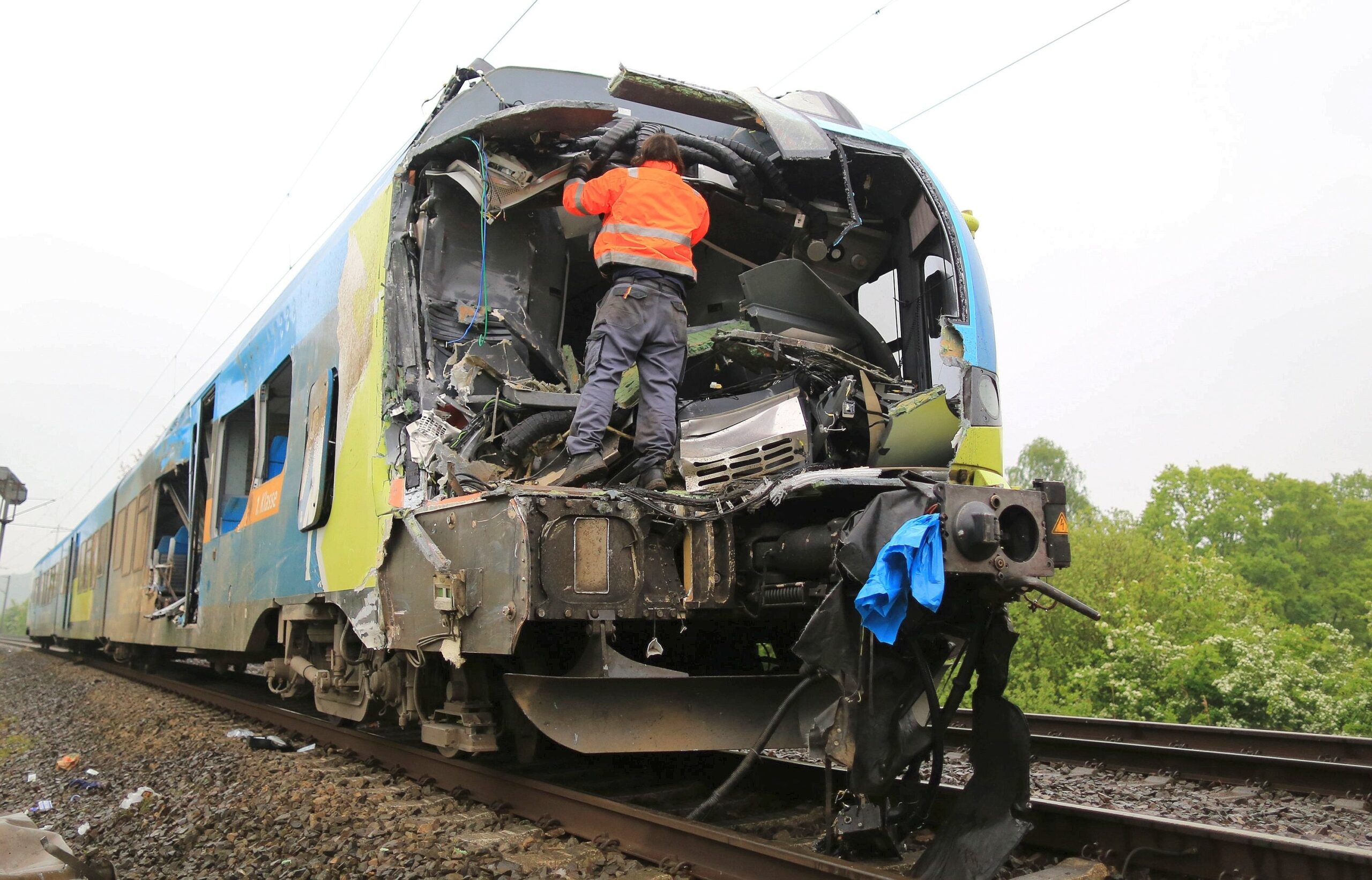 Ein Regionalzug rammte in Ibbenbüren einen Gülletransporter, der auf einem Bahnübergang liegengeblieben war.