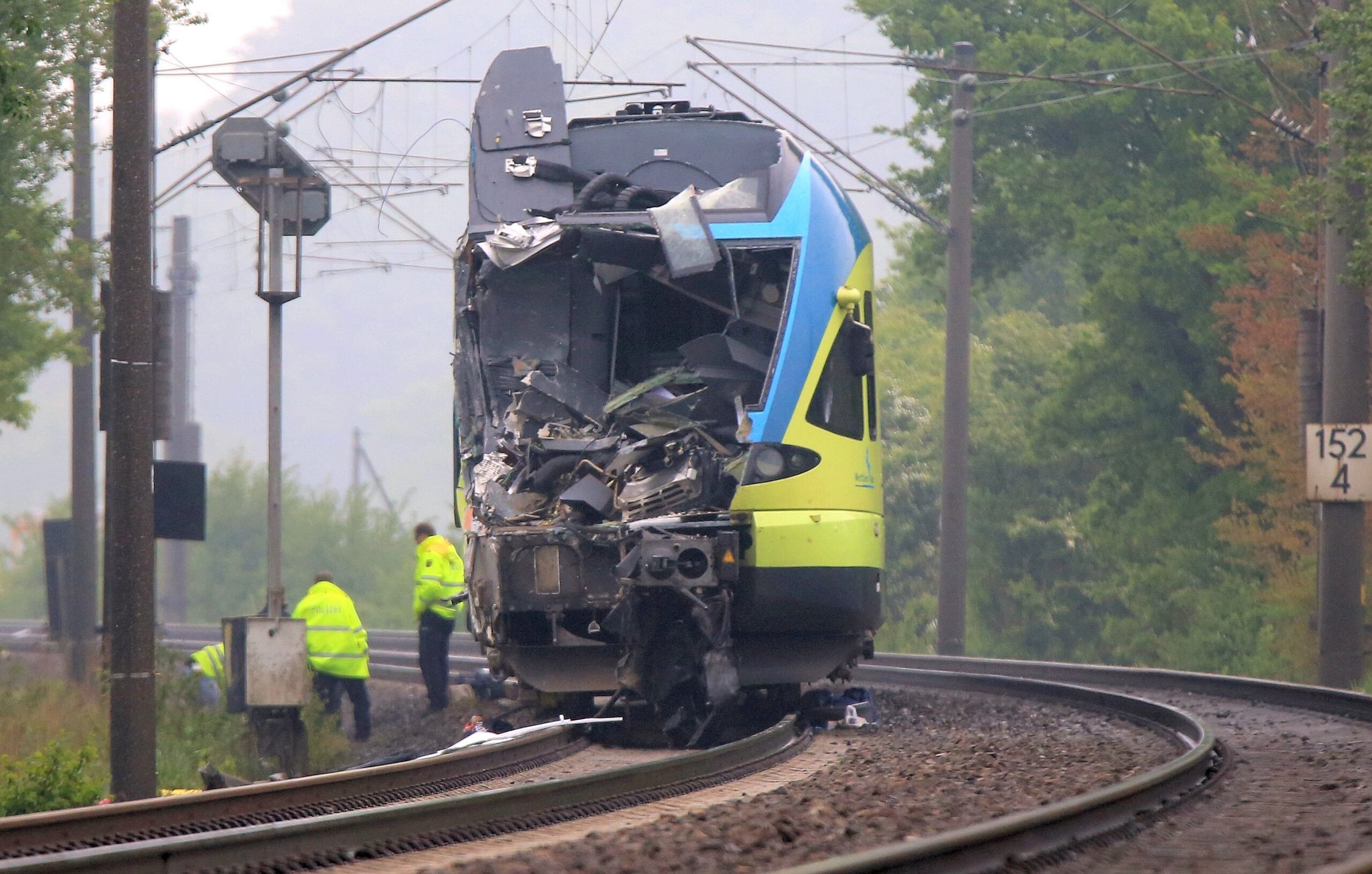 Ein Regionalzug rammte in Ibbenbüren einen Gülletransporter, der auf einem Bahnübergang liegengeblieben war.