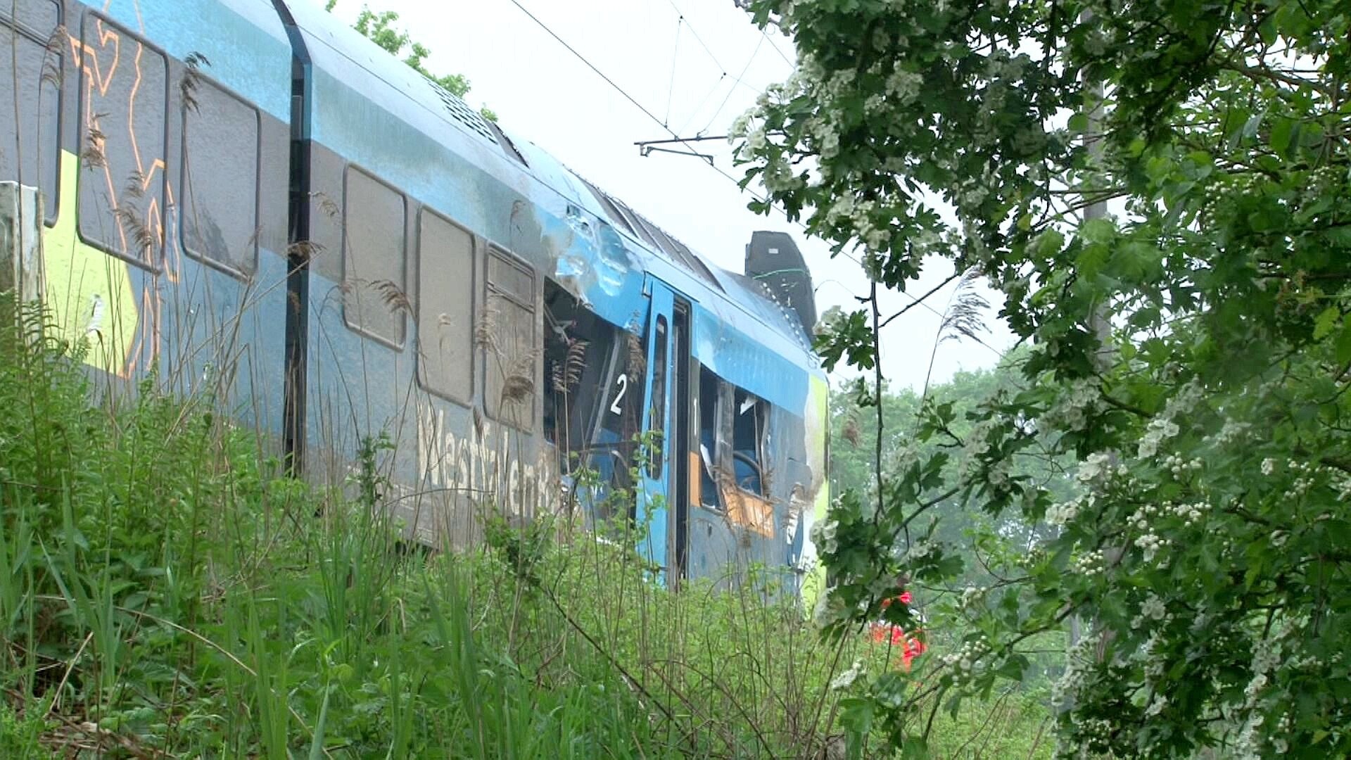 Ein Regionalzug rammte in Ibbenbüren einen Gülletransporter, der auf einem Bahnübergang liegengeblieben war.