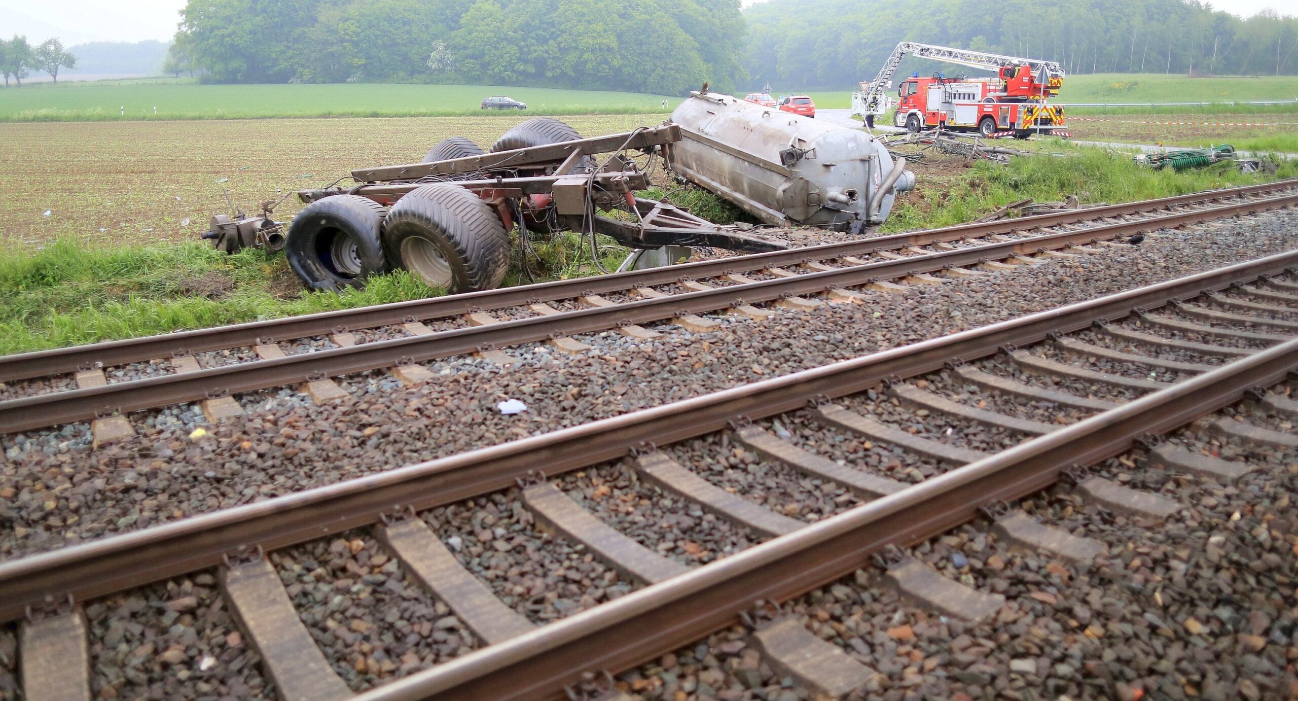 Ein Regionalzug rammte in Ibbenbüren einen Gülletransporter, der auf einem Bahnübergang liegengeblieben war.