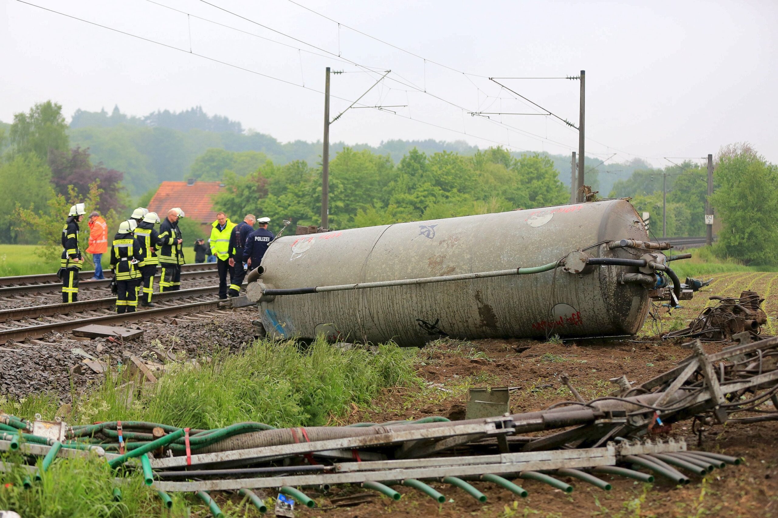 Ein Regionalzug rammte in Ibbenbüren einen Gülletransporter, der auf einem Bahnübergang liegengeblieben war.