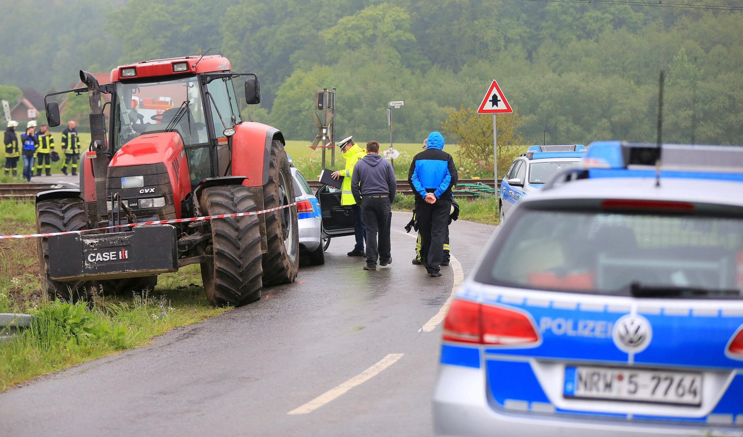 Ein Regionalzug rammte in Ibbenbüren einen Gülletransporter, der auf einem Bahnübergang liegengeblieben war.