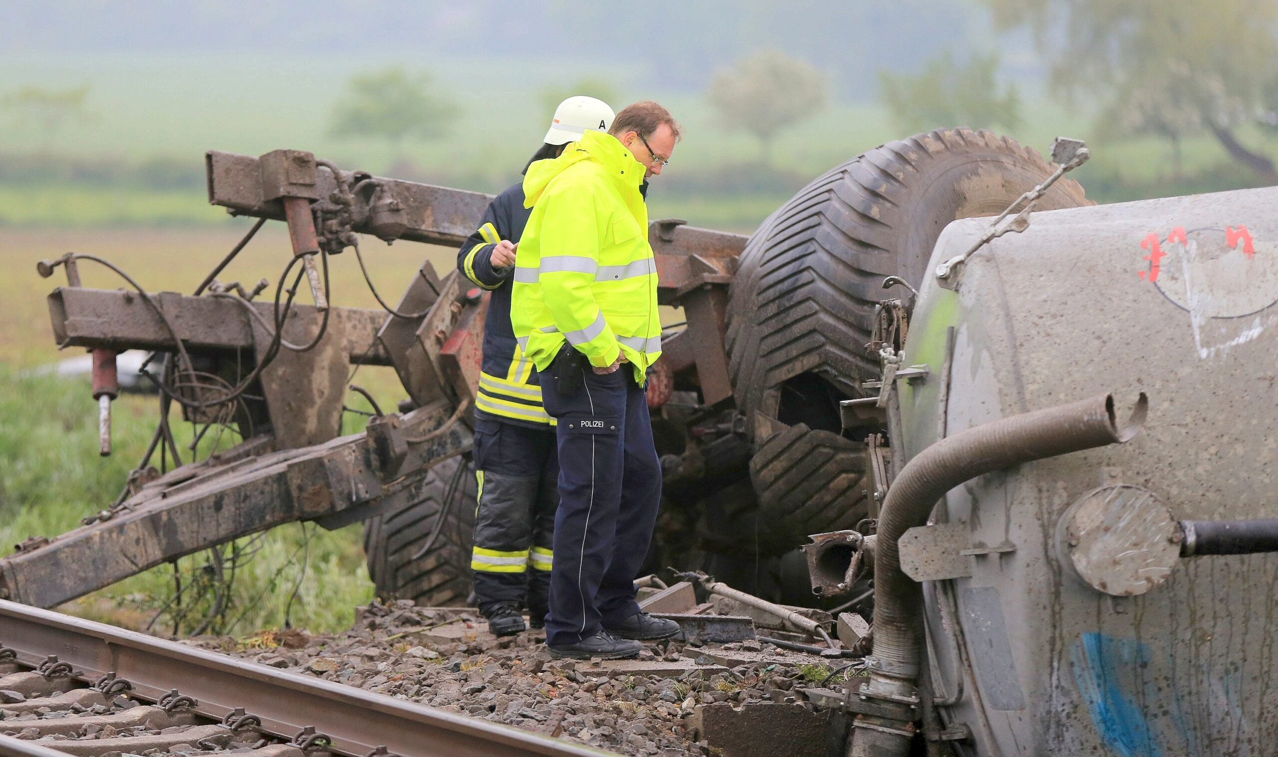 Ein Regionalzug rammte in Ibbenbüren einen Gülletransporter, der auf einem Bahnübergang liegengeblieben war.