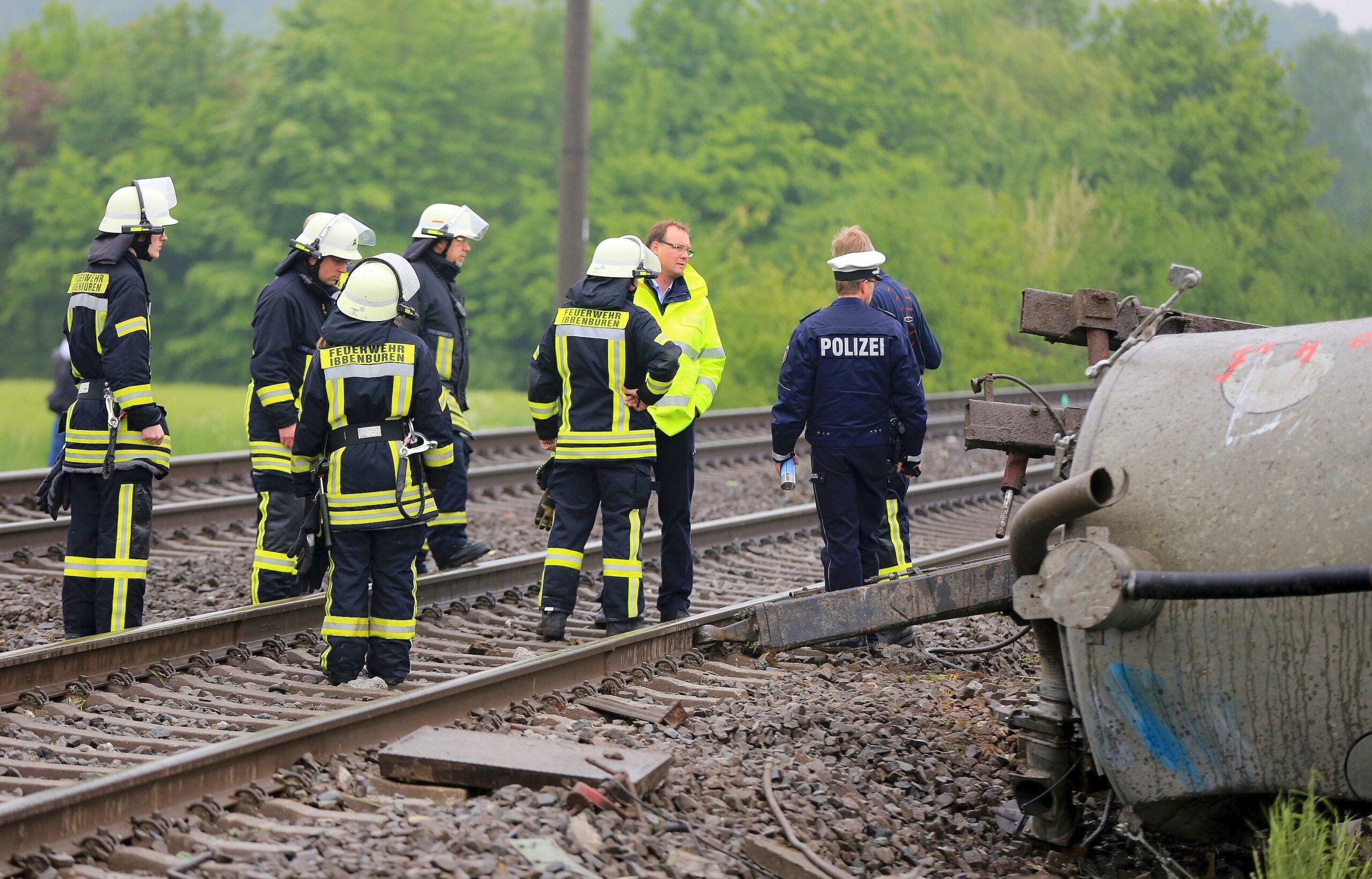 Ein Regionalzug rammte in Ibbenbüren einen Gülletransporter, der auf einem Bahnübergang liegengeblieben war.