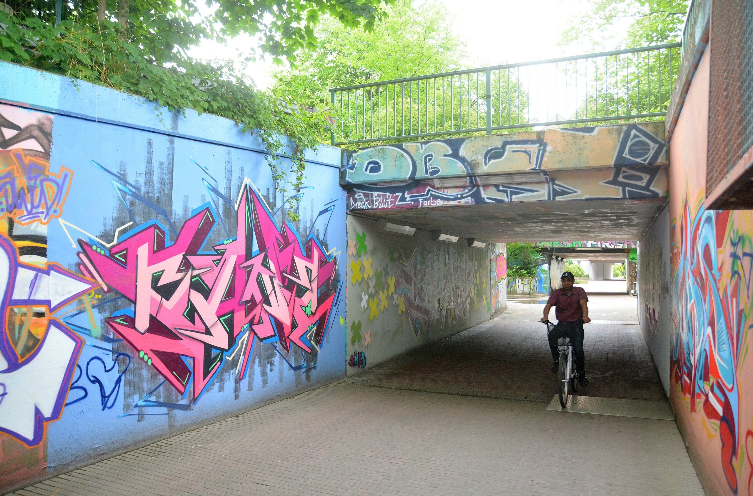 Die WAZ besucht für das Online-Feature über die Graffiti-Szene im Ruhrgebiet am Montag, 20.07.2015, Steven Blaton und seine Crew beim Live-Sprühen im Gladbecker Schürenkamptunnel. Diese Hall of Fame ist reich bebildert, aber jedes Kunstwerk kann schon am nächsten Tag wieder übermalt sein. Foto: Oliver Mengedoht / FUNKE Foto Services