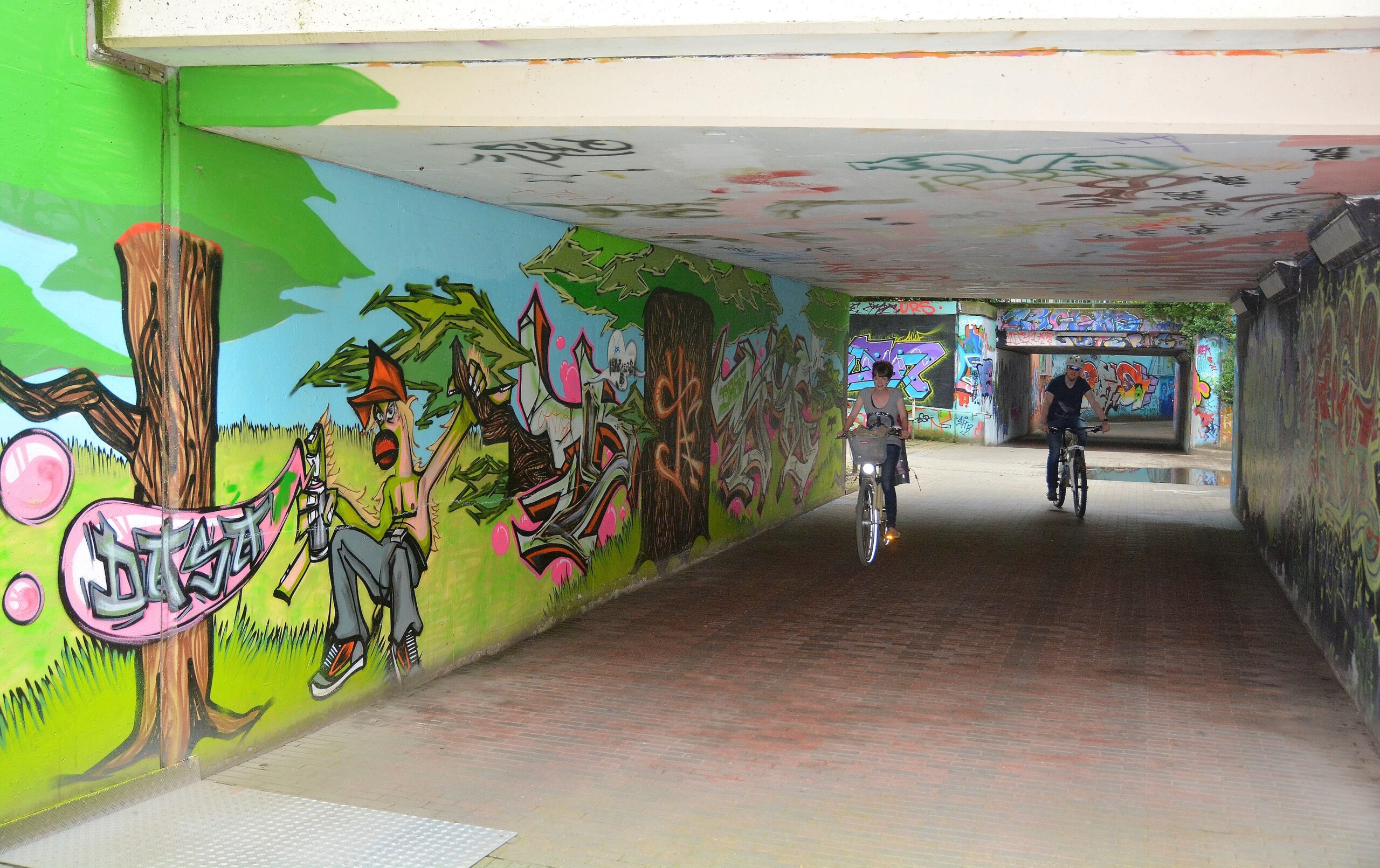 Die WAZ besucht für das Online-Feature über die Graffiti-Szene im Ruhrgebiet am Montag, 20.07.2015, Steven Blaton und seine Crew beim Live-Sprühen im Gladbecker Schürenkamptunnel. Diese Hall of Fame ist reich bebildert, aber jedes Kunstwerk kann schon am nächsten Tag wieder übermalt sein. Foto: Oliver Mengedoht / FUNKE Foto Services