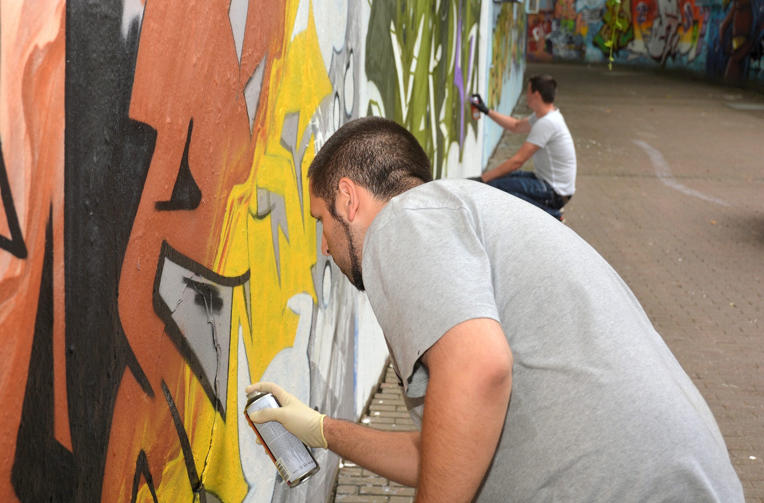 Die WAZ besucht für das Online-Feature über die Graffiti-Szene im Ruhrgebiet am Montag, 20.07.2015, Steven Blaton und seine Crew beim Live-Sprühen im Gladbecker Schürenkamptunnel. Hier im Bild Maurizio Bet, auch bekannt als Anteiichi. Foto: Oliver Mengedoht / FUNKE Foto Services