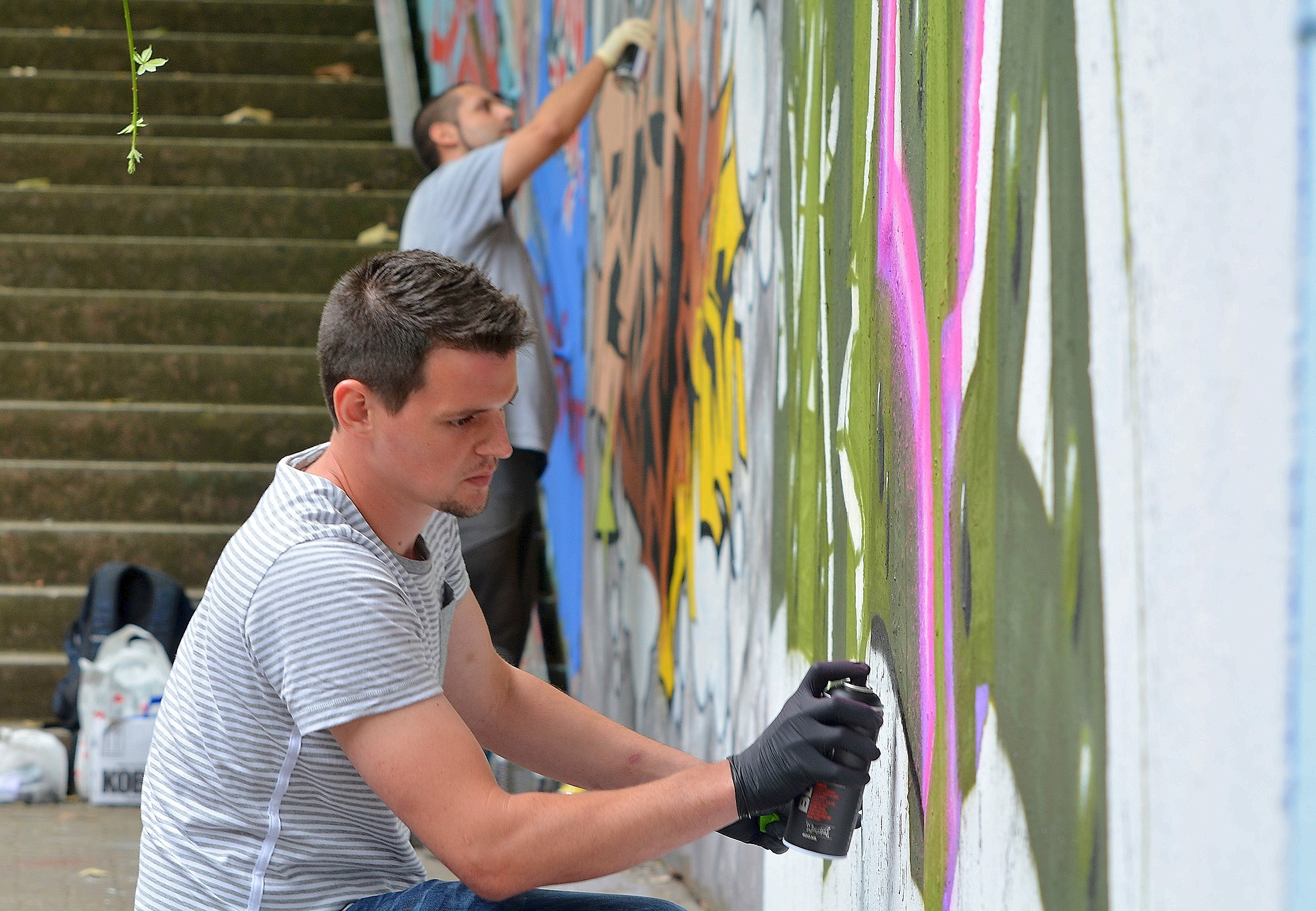 Die WAZ besucht für das Online-Feature über die Graffiti-Szene im Ruhrgebiet am Montag, 20.07.2015, Steven Blaton (Bild) und seine Crew beim Live-Sprühen im Gladbecker Schürenkamptunnel. Diese Hall of Fame ist reich bebildert, aber jedes Kunstwerk kann schon am nächsten Tag wieder übermalt sein. Foto: Oliver Mengedoht / FUNKE Foto Services