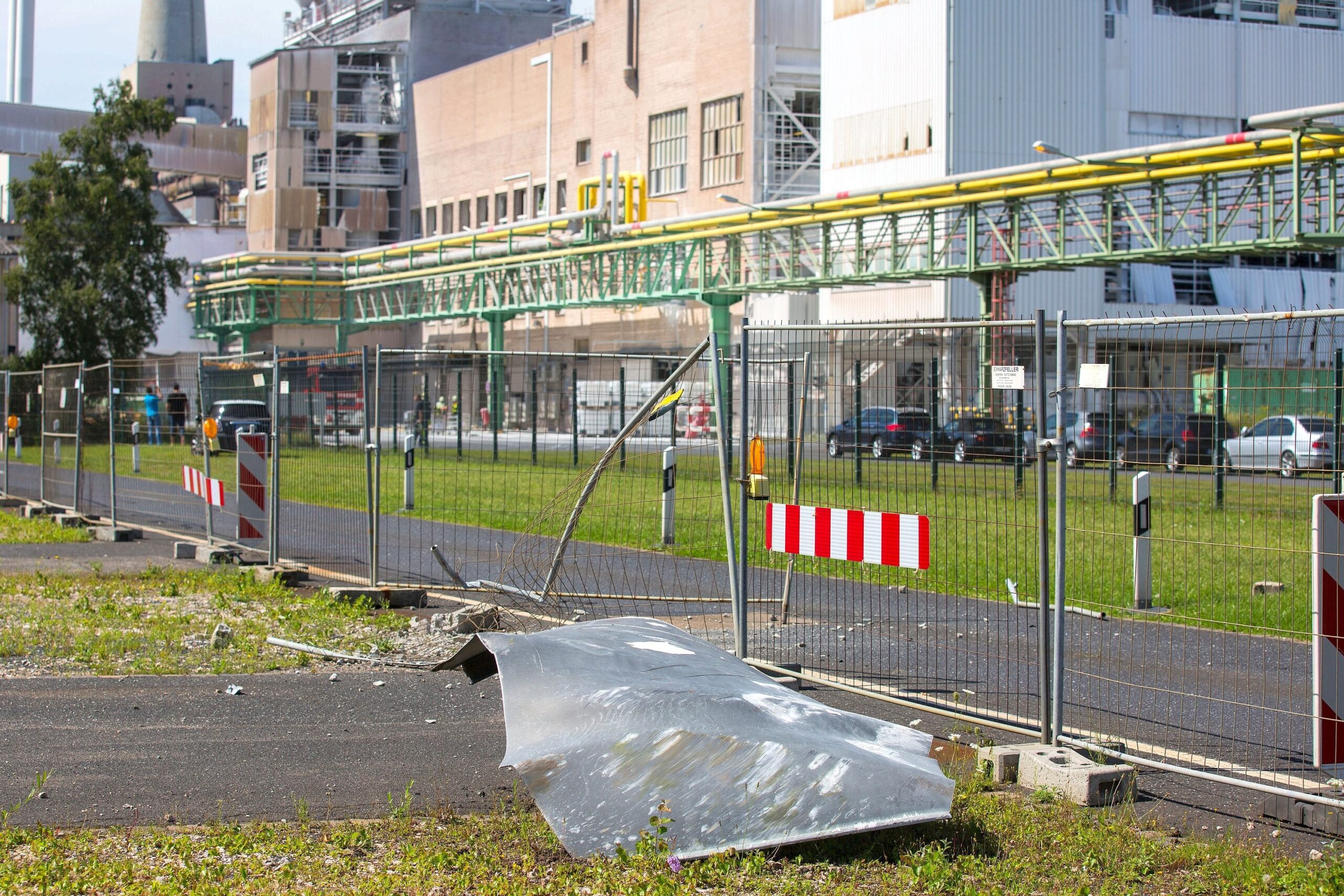 ...weit durch die Luft bis über einen angrenzenden Parkplatz geschleudert.