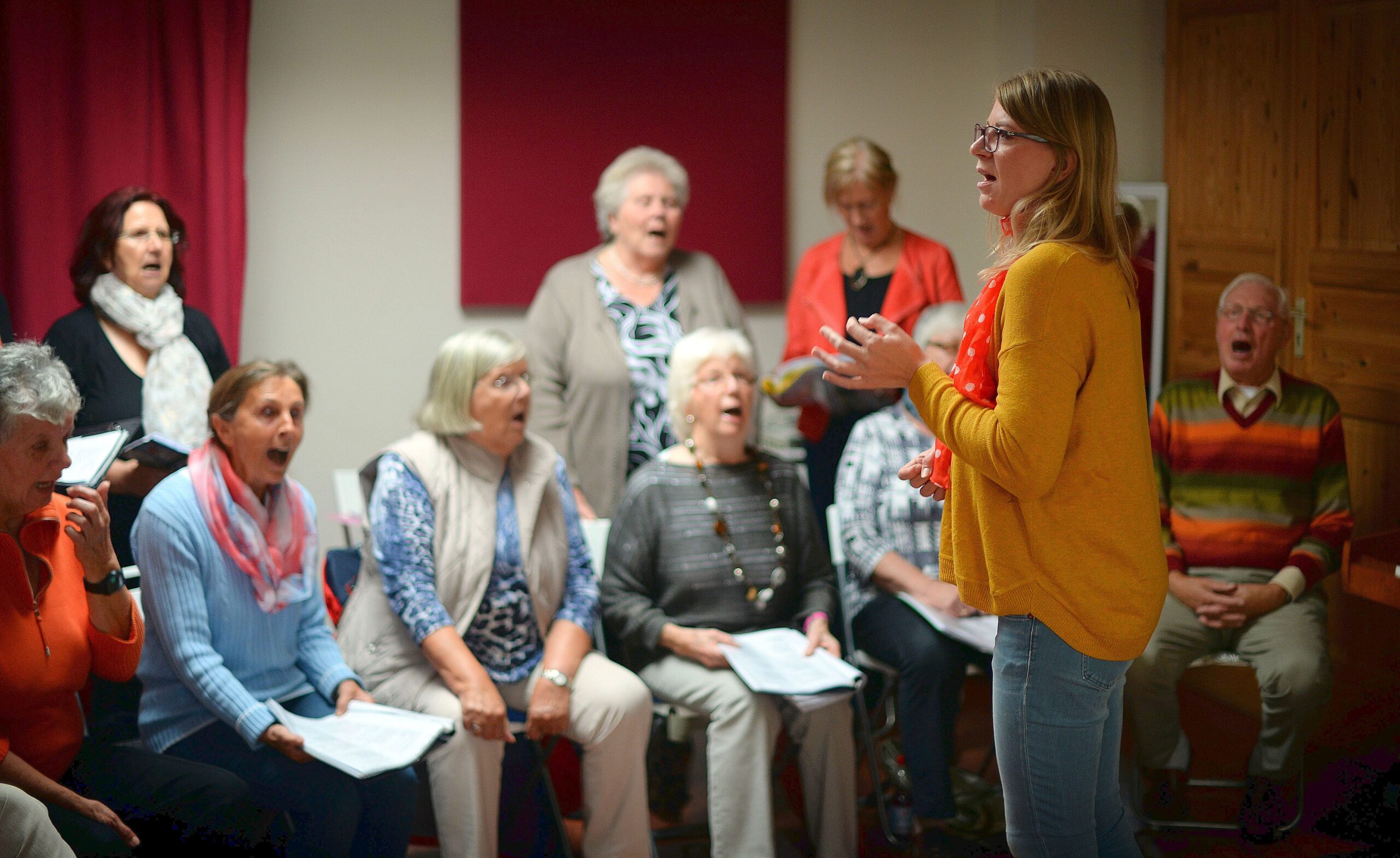 Mitglieder des Chores Goldies proben am Mittwoch (16.09.15) in Geldern mit der Chorleiterin Rebecca Köhnen.Foto: Volker Hartmann/FUNKE Foto Services