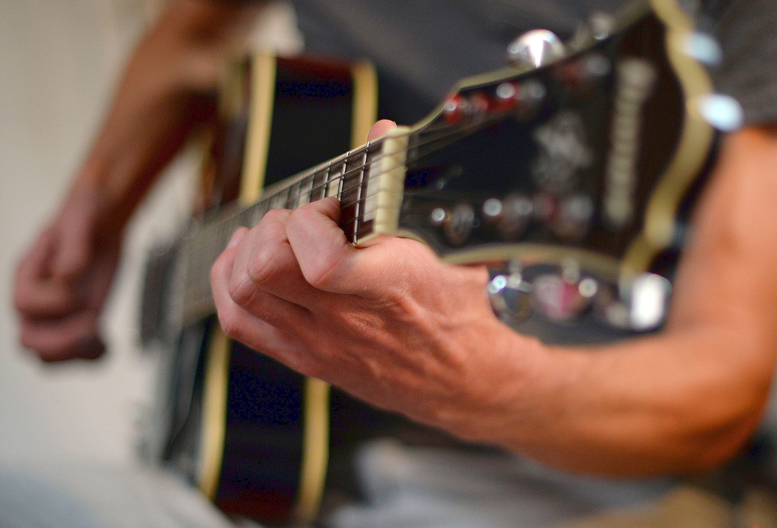 Der Gitarrist und Produzent Marcel Grothues spielt am Mittwoch (16.09.15) in Geldern während einer Probe des Chores Goldies Gitarre.Foto: Volker Hartmann/FUNKE Foto Services