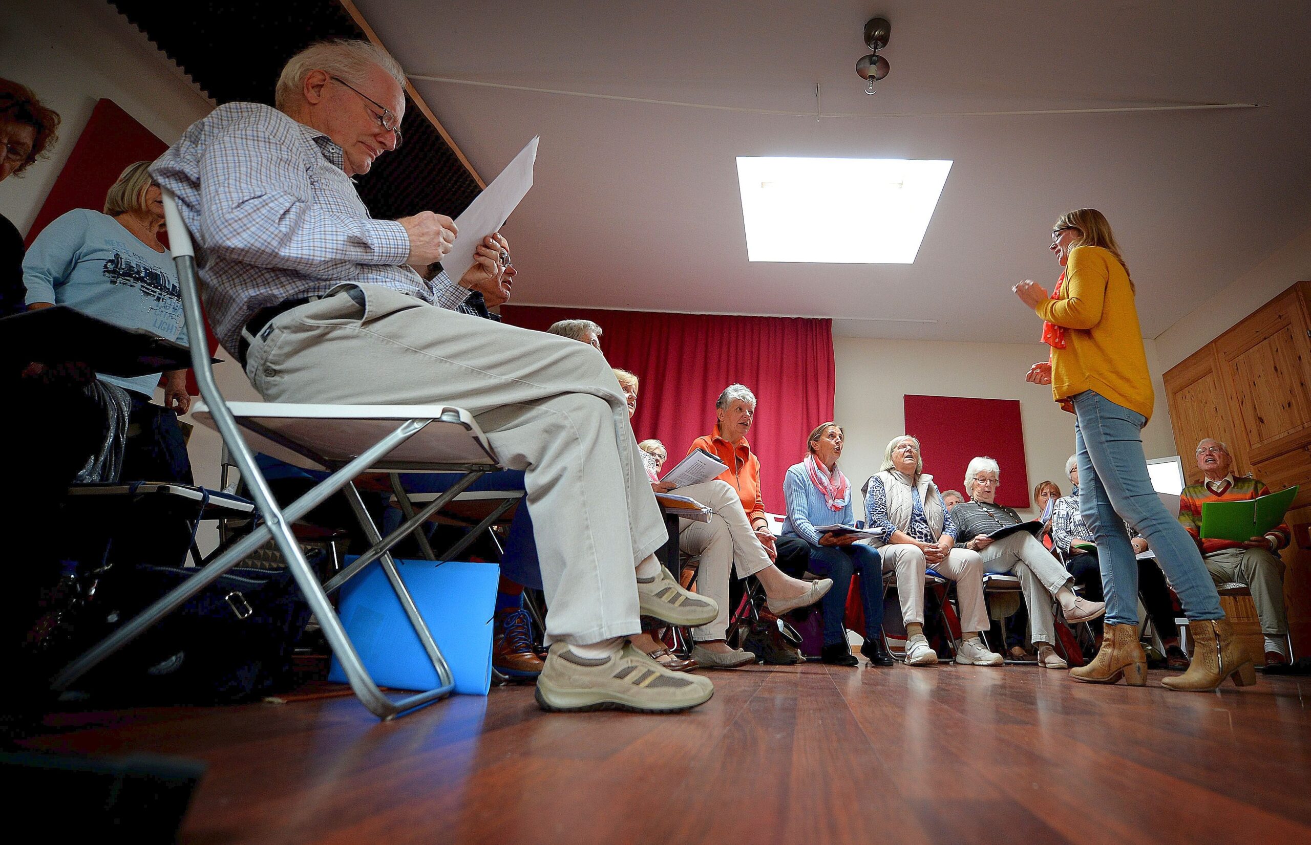 Mitglieder des Chores Goldies proben am Mittwoch (16.09.15) in Geldern mit der Chorleiterin Rebecca Köhnen.Foto: Volker Hartmann/FUNKE Foto Services