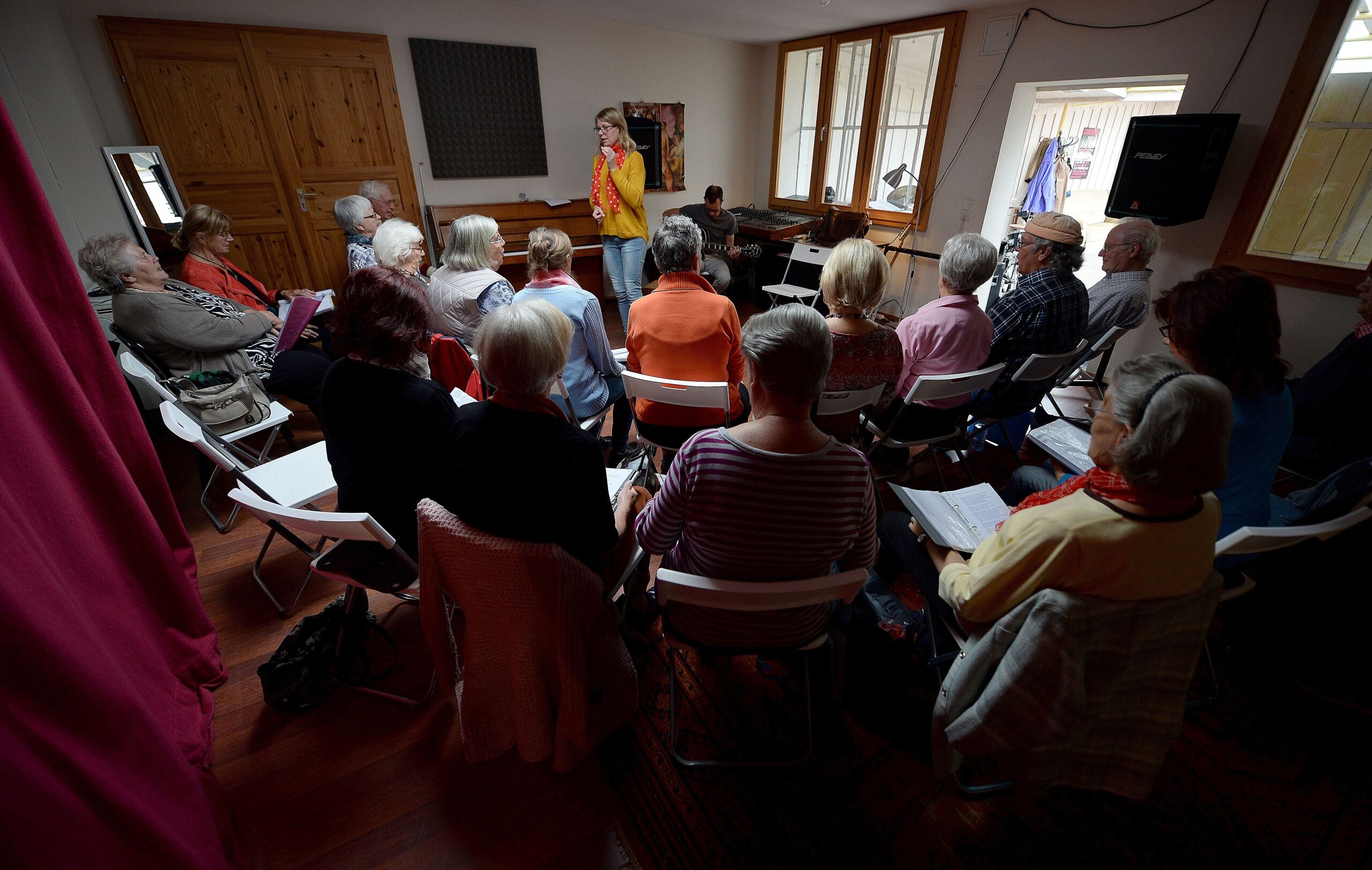 Mitglieder des Chores Goldies proben am Mittwoch (16.09.15) in Geldern mit der Chorleiterin Rebecca Köhnen.Foto: Volker Hartmann/FUNKE Foto Services