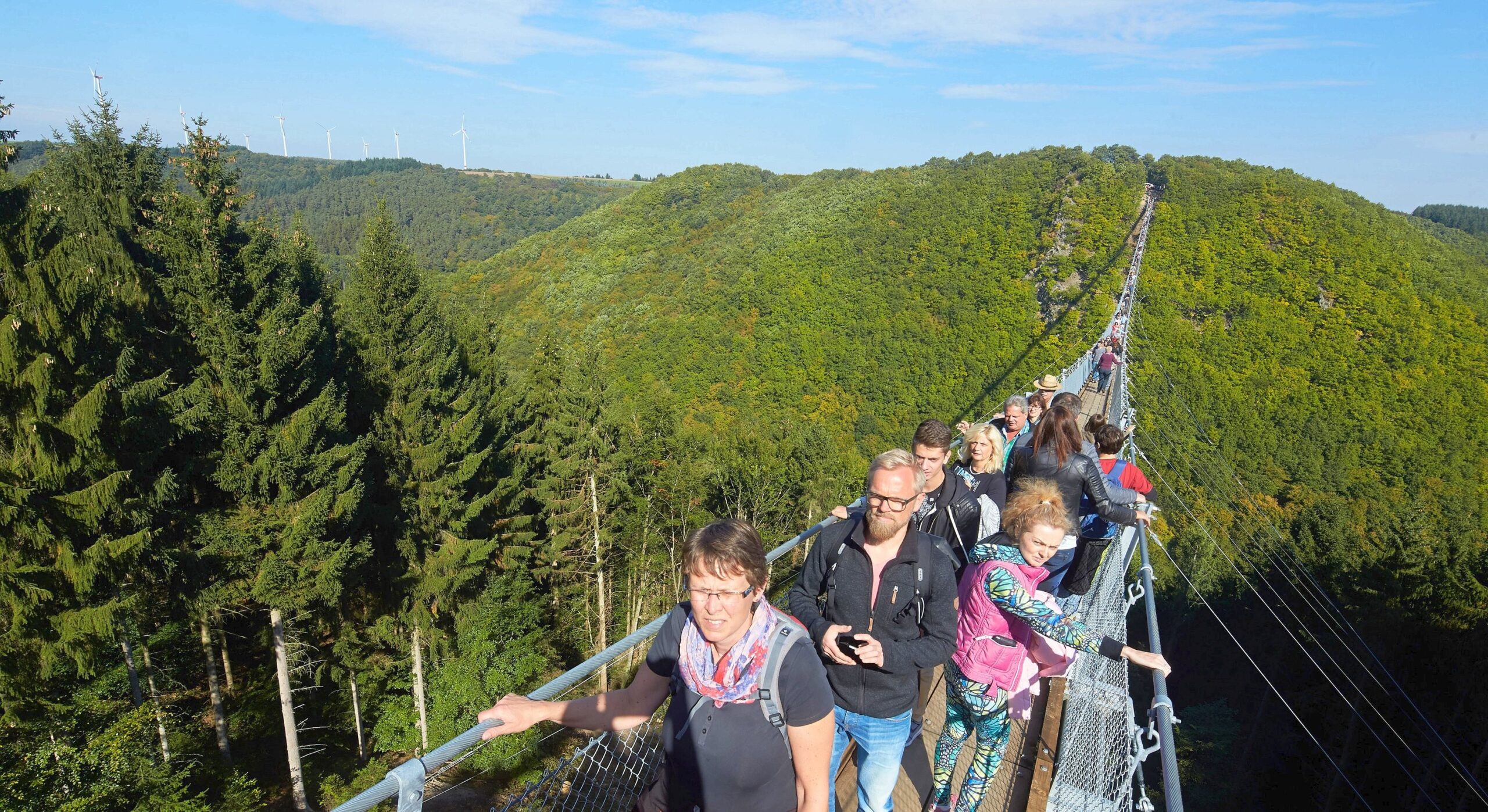 ...und schwingt sich bis zu 90 Meter über dem Mörsdorfer Bach...