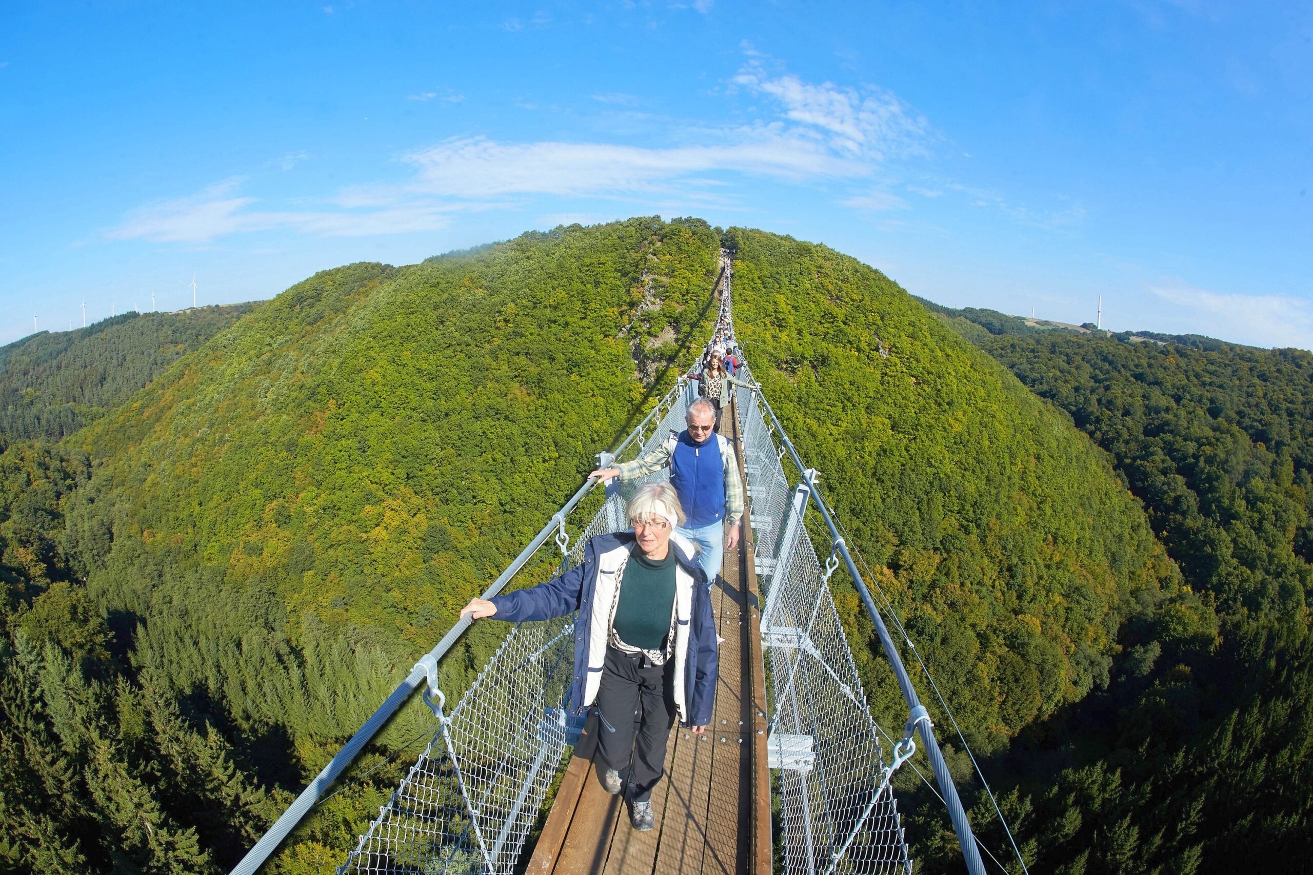 ...Die Geierlay Hängeseilbrücke liegt zwischen den Orten Mörsdorf und Sosberg in Rheinland-Pfalz.