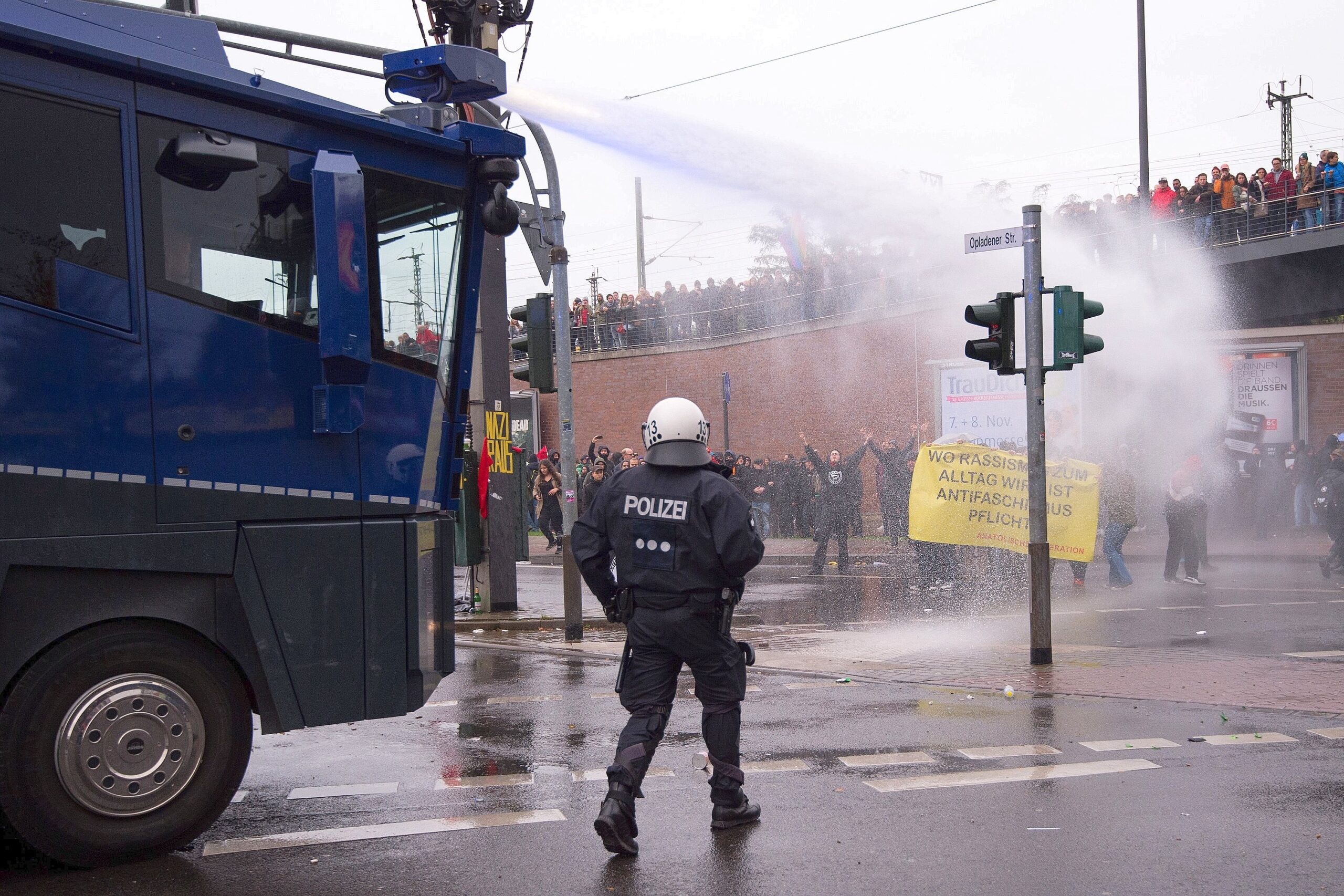 Mit einem Wasserwerfer geht die Polizei gegen Gegendemonstranten der Hogesa-Demo vor.