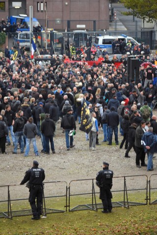 ...Die Hogesa demonstriert in Köln, während mehrere Gegendemos und Veranstaltungen angemeldet sind...