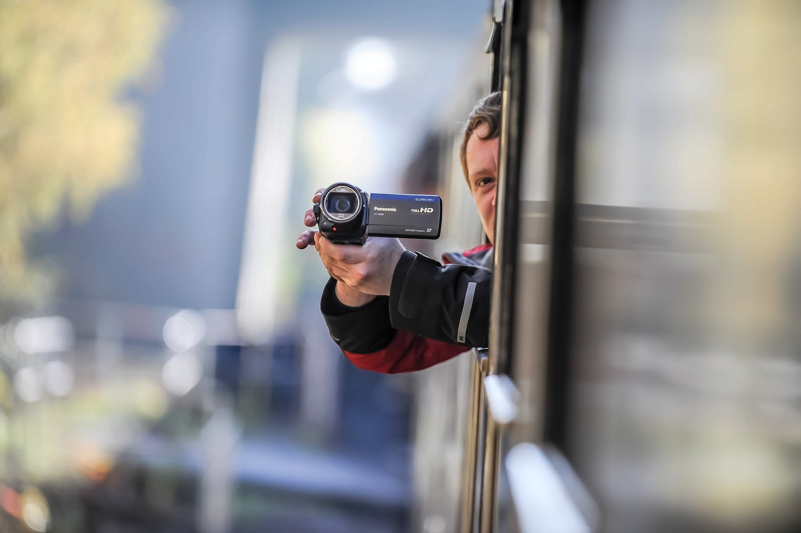 Während der Fahrt filmen Fahrgäste aus den Zugfenstern. Foto: Ingo Otto / Funke Foto Services