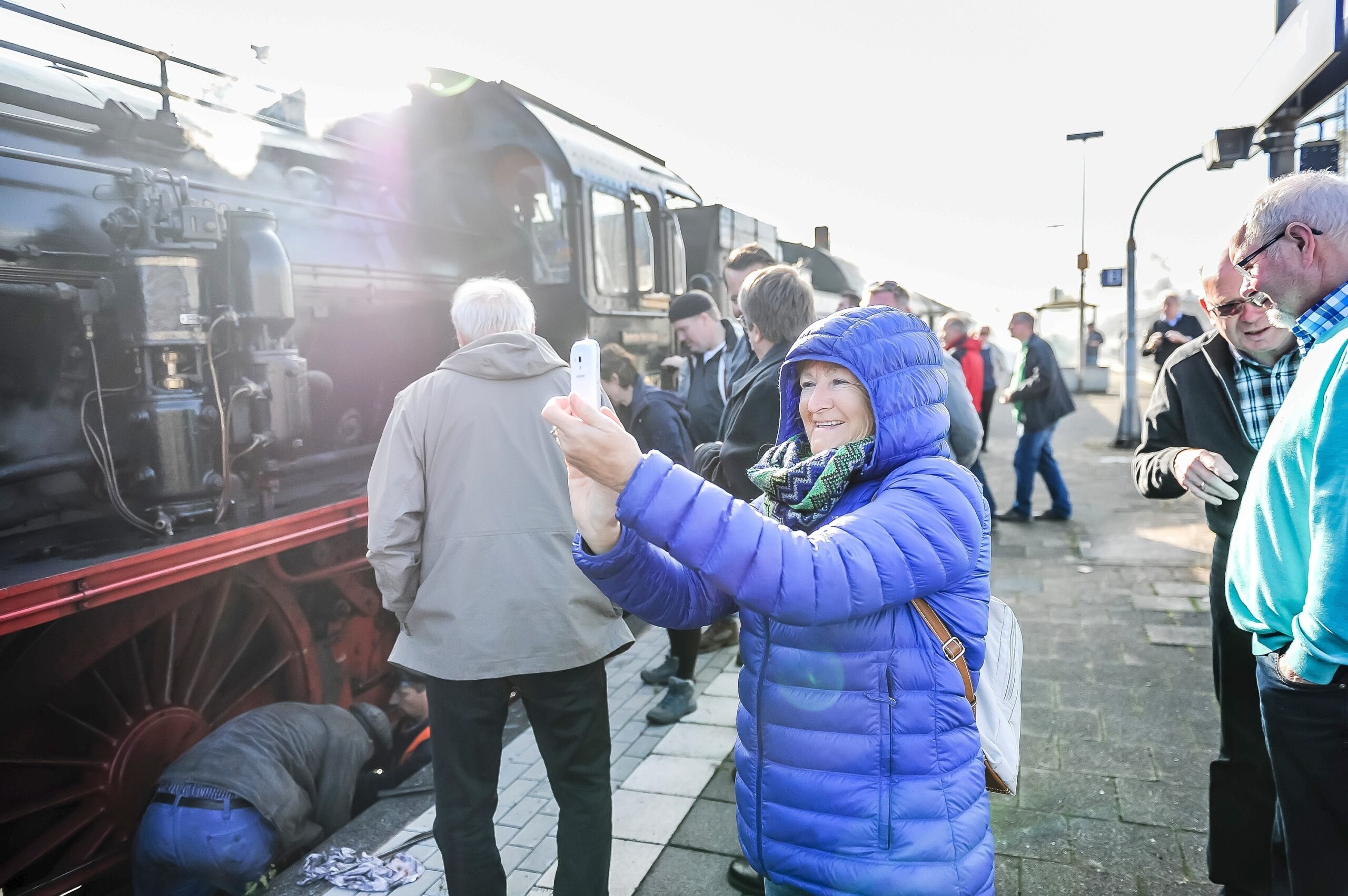 Fahrgäste machen Erinnerungsfotos.