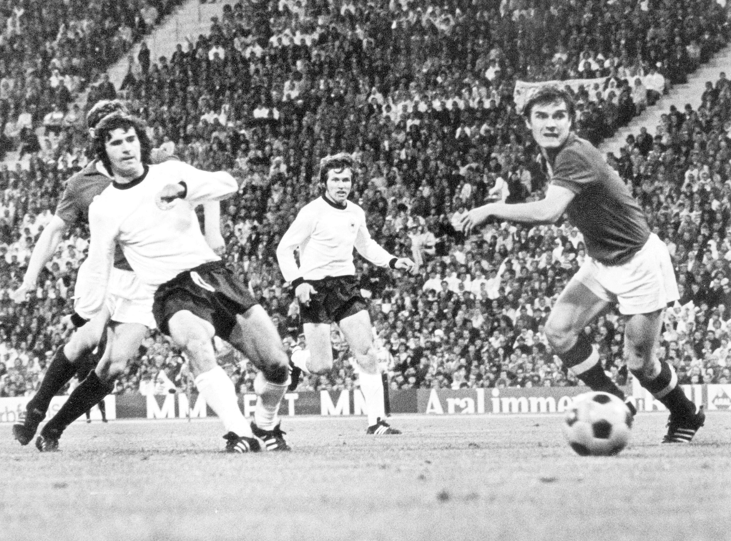 ...1972 aber wurde die DFB-Elf Europameister - und für ihren begeisternden Offensivfußball gefeiert. Im Finale gab es einen deutlichen Sieg gegen die Sowjetunion - wie auch in einem Freundschaftsspiel zuvor, in dem Müller hier, beobachtet von seinem Sturmgefährten Jupp Heynckes (Mitte) die 1:0-Führung erzielt.